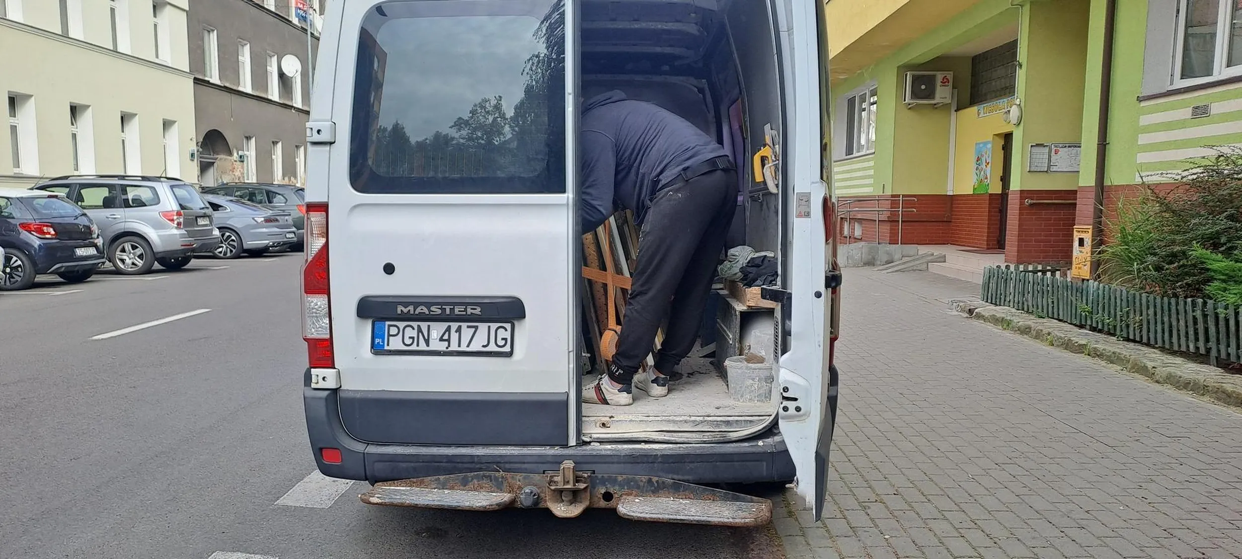 Jeździ po Szczecinie i podrzuca śmieci gabarytowe pod wiaty śmietnikowe.