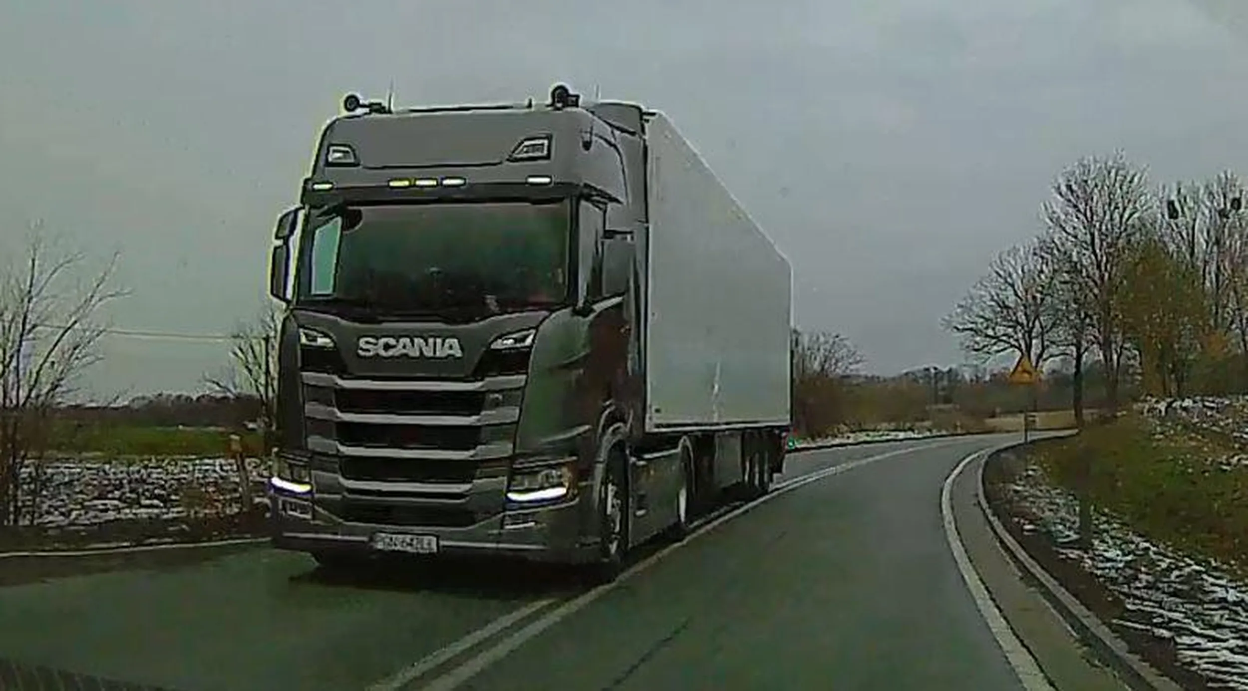 Kolego, jak nie mieścisz się w pasie ruchu, to albo okulary, albo doszkalanie.