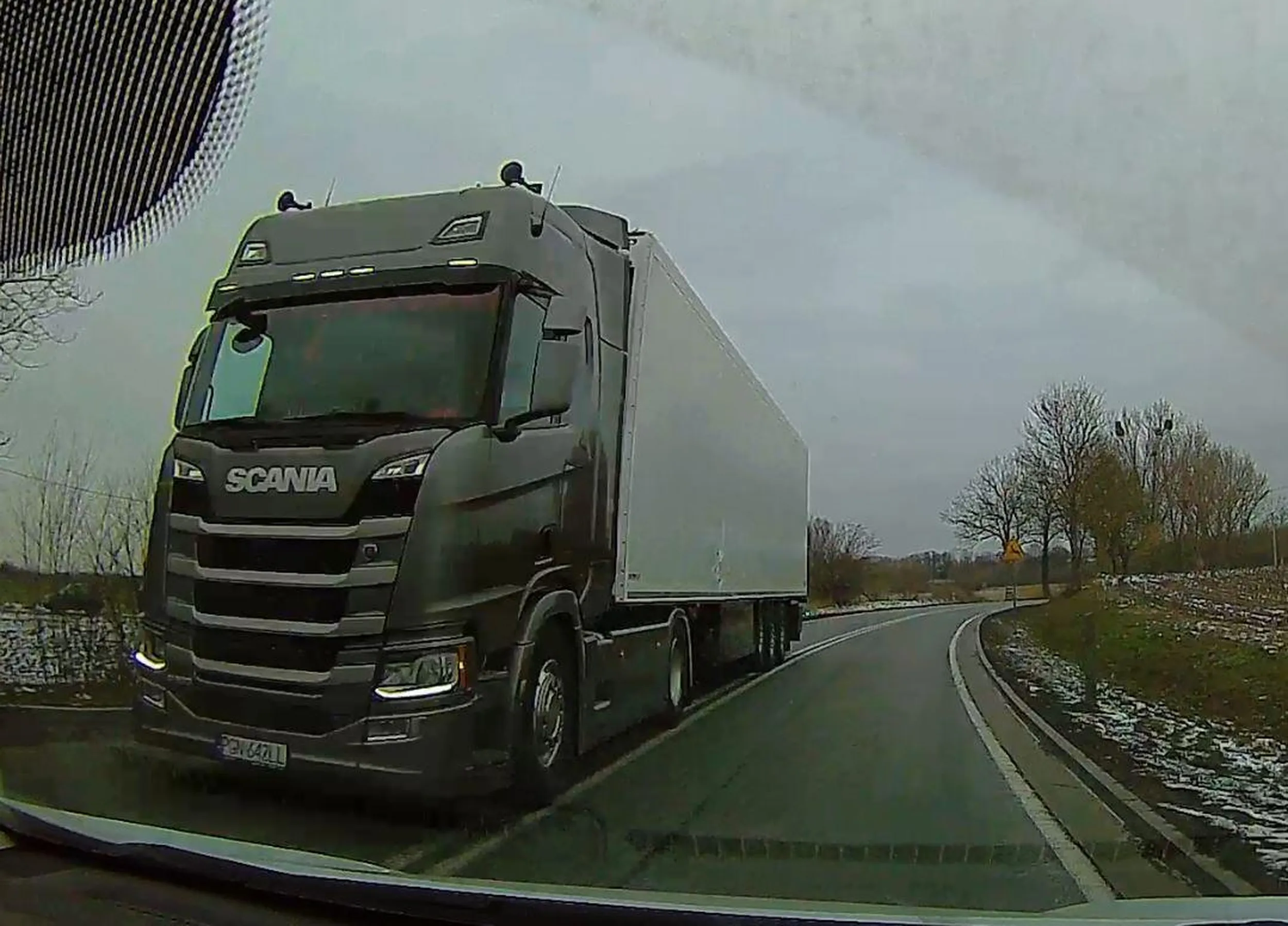 Kolego, jak nie mieścisz się w pasie ruchu, to albo okulary, albo doszkalanie.