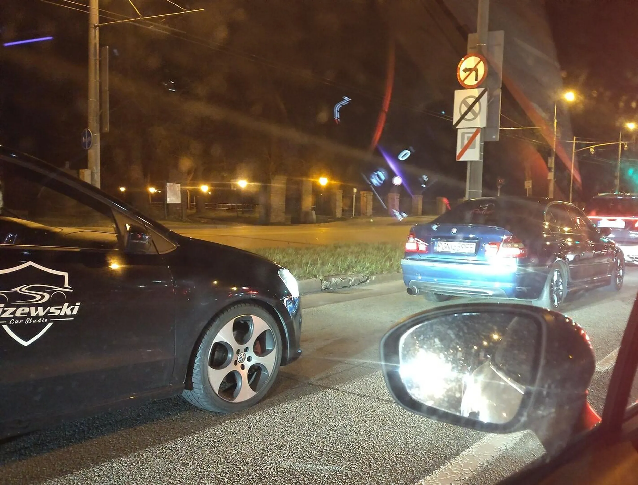 Kretyn w Gdyni na Drodze Różowej urządza sobie rajdy, podjeżdża pod zderzak i mruga długimi. W głowę sobie poświec I poszukaj rozumu.