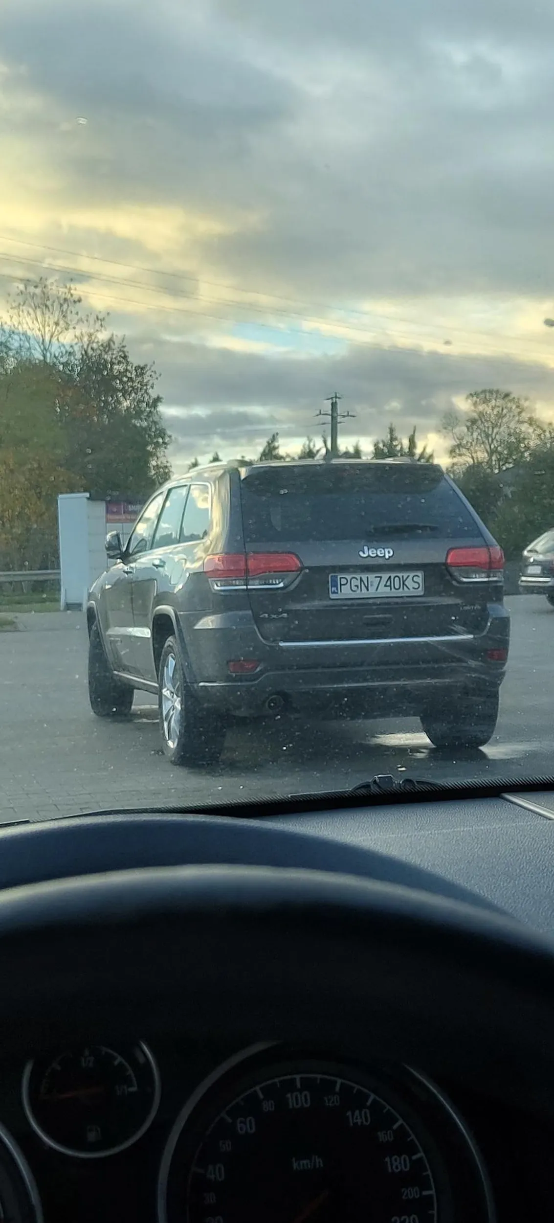 Parkuje jak przysłowiowa piz*a na środku parkingu Limitowana wersja samochodu chyba uderzyła do głowy ;/