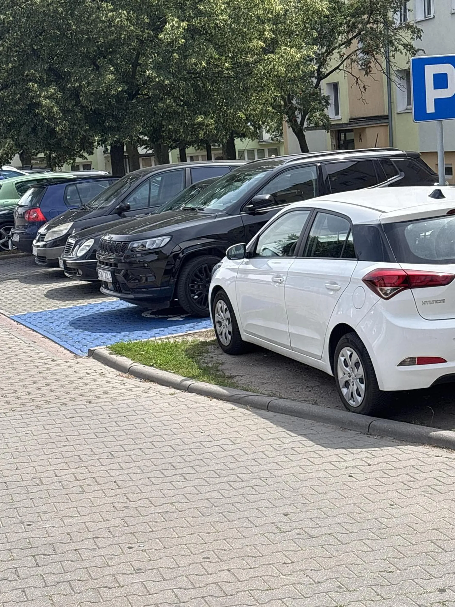 Kierowca Czarnogóra jeepa stoi na miejscu dla nie pełno sprawnych