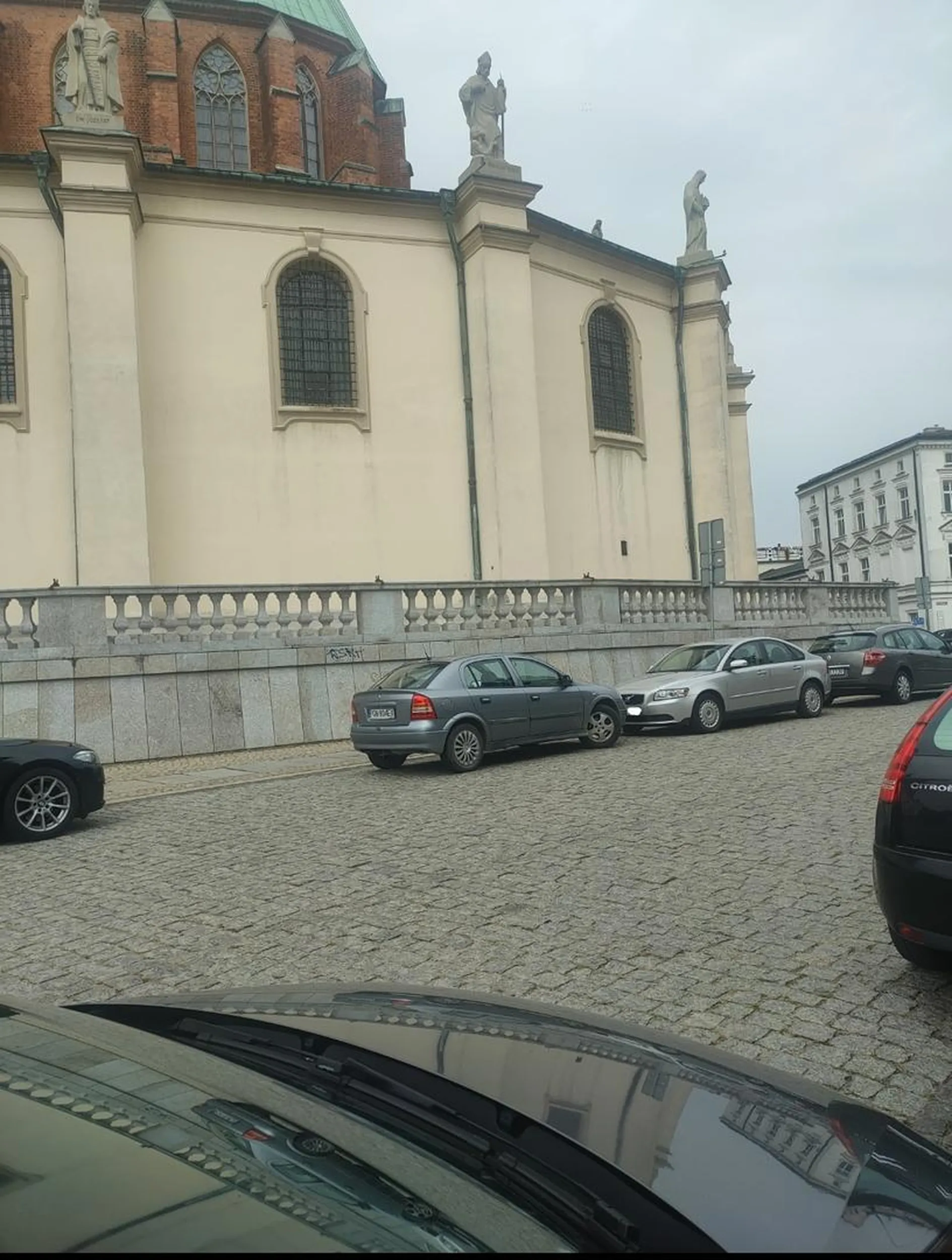 Bliżej sie nie dało stanąć?