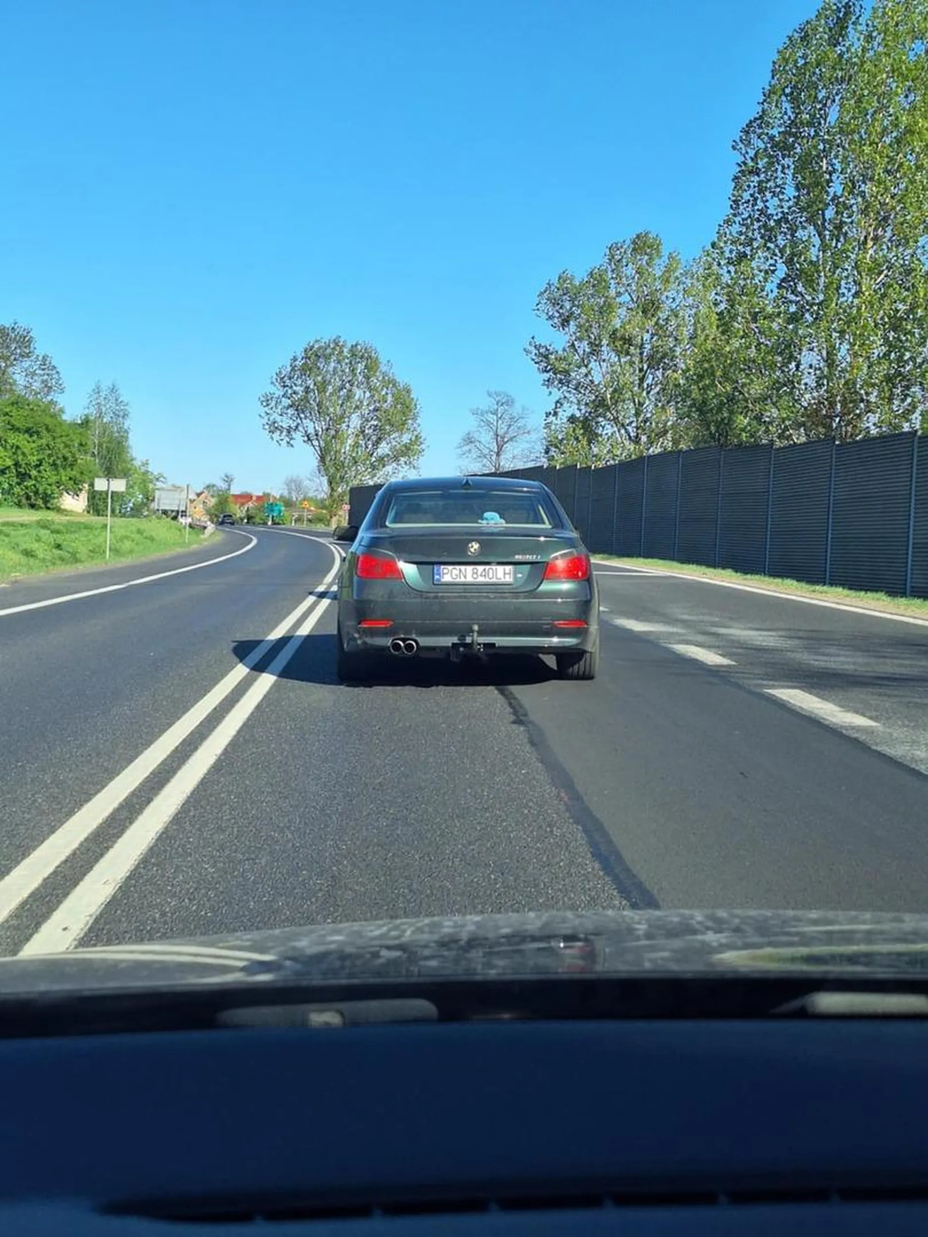 Wyprzedza na trzeciego,dobrze że auta z naprzeciwka zjechały bo by doprowadził do tragedii