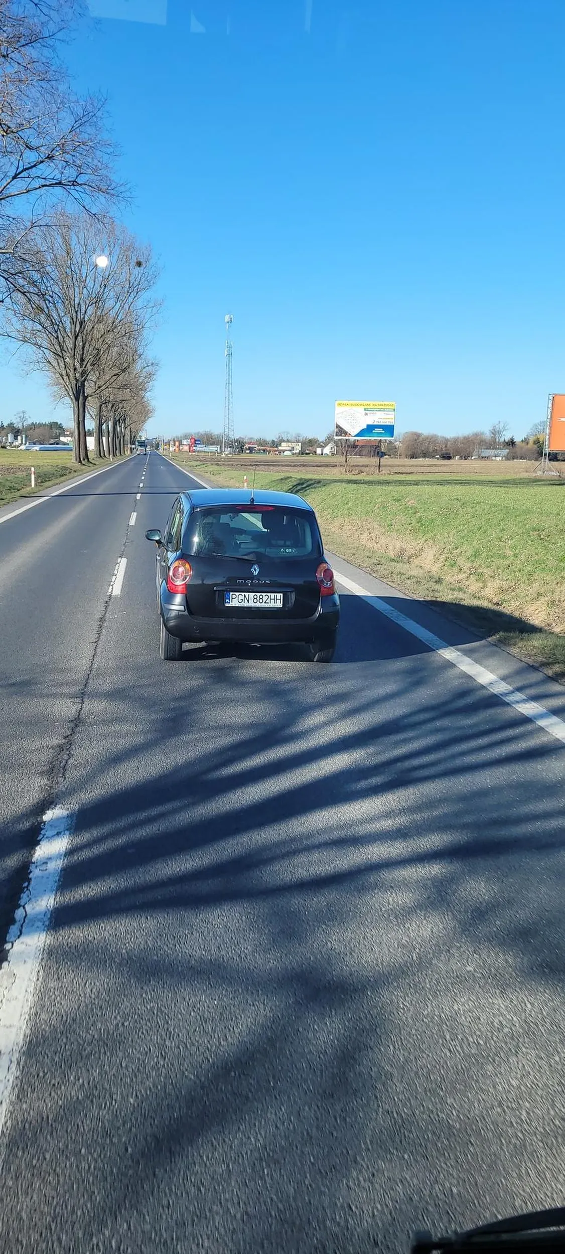 Znajomość przepisów się kłania barania torbo ,  czy złośliwość twoja , jedzie 60km/h po czym podczas wyprzedzania przyspiesza do 100km/h , jesteś zwykłym bezmózgiem, proponuję jeździć na rolkach a nie samochodem, art.24 ust.6 głupie babsko