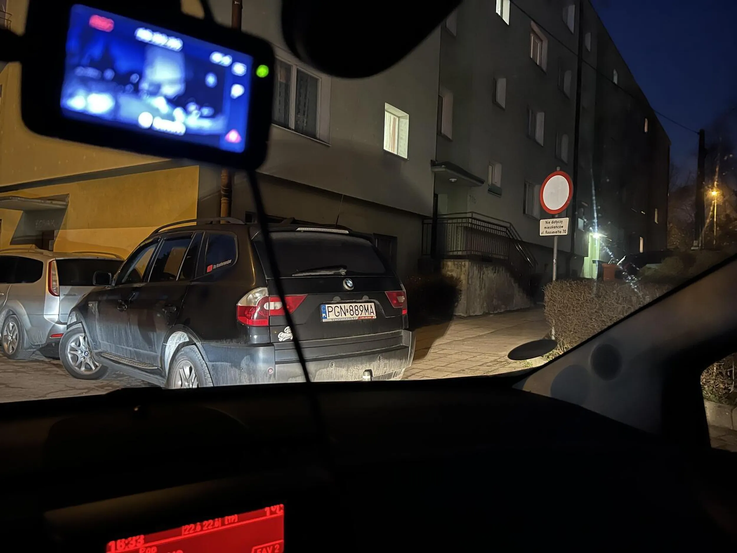 Jak ciasny trzeba mieć beret żeby z premedytacją zastawiać wjazd na osiedlowy parking ? Zgłoszone do SM, ale sąsiedzi zdążyli go wykurzyć