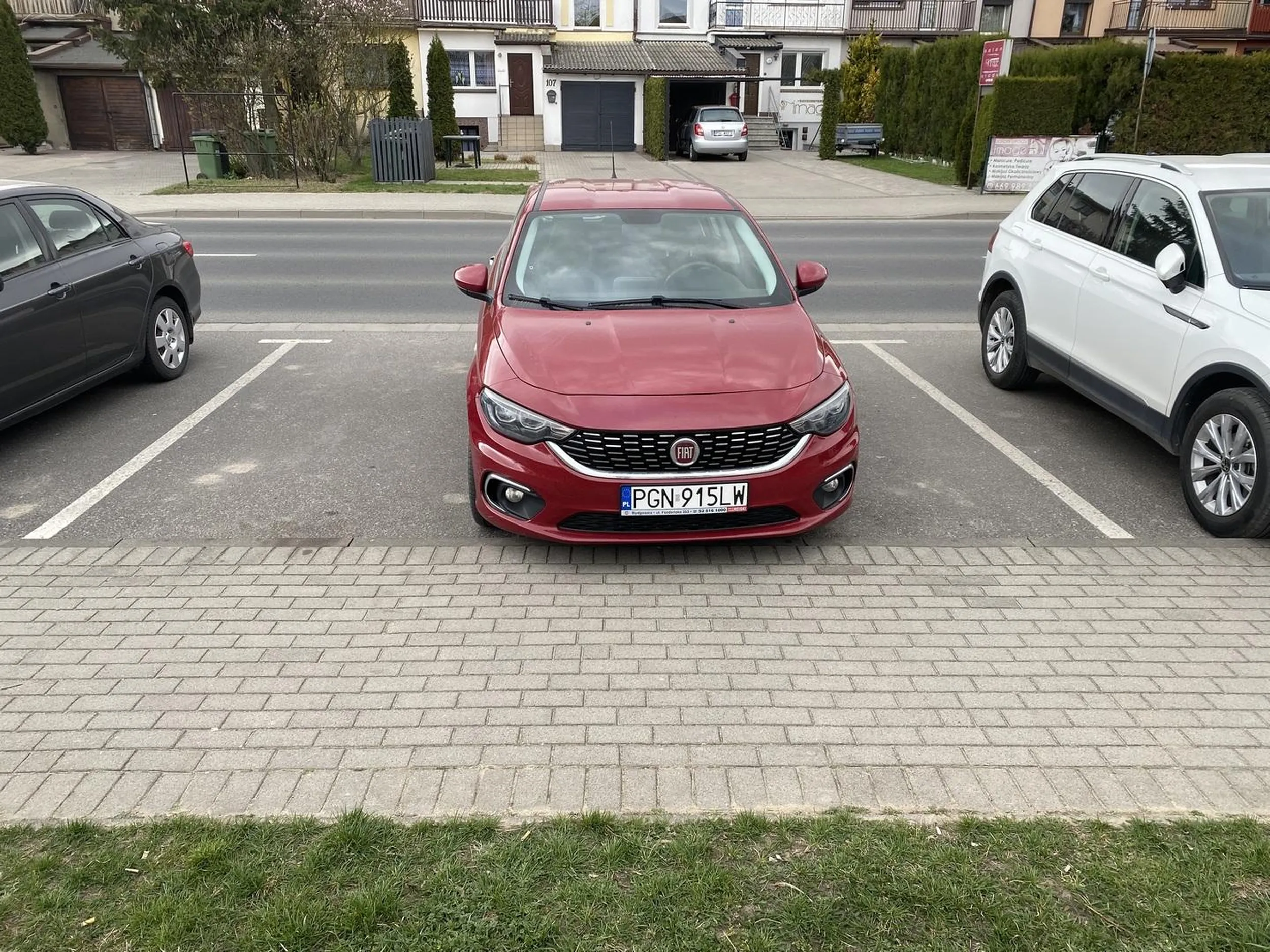 Radzę zainwestować w dodatkowe godziny nauki parkowania bo ktoś chyba lini nie widzi. P.S: w okulary też