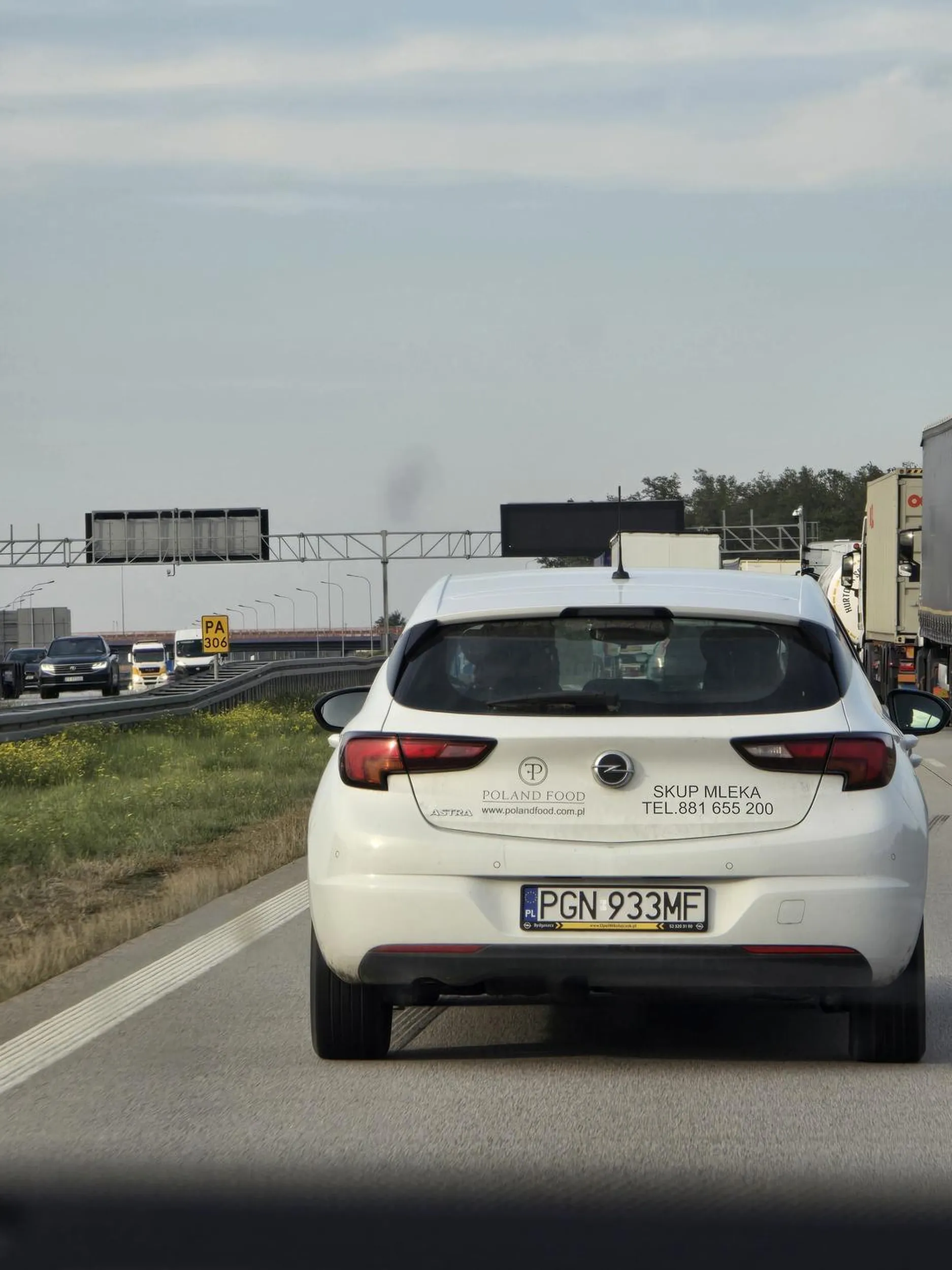 Jeździ jak piz*a, nie umie poruszać się po autostradzie. Król lewego pasa, zajeżdżający drogę. Nie pozdrawiam z A1.