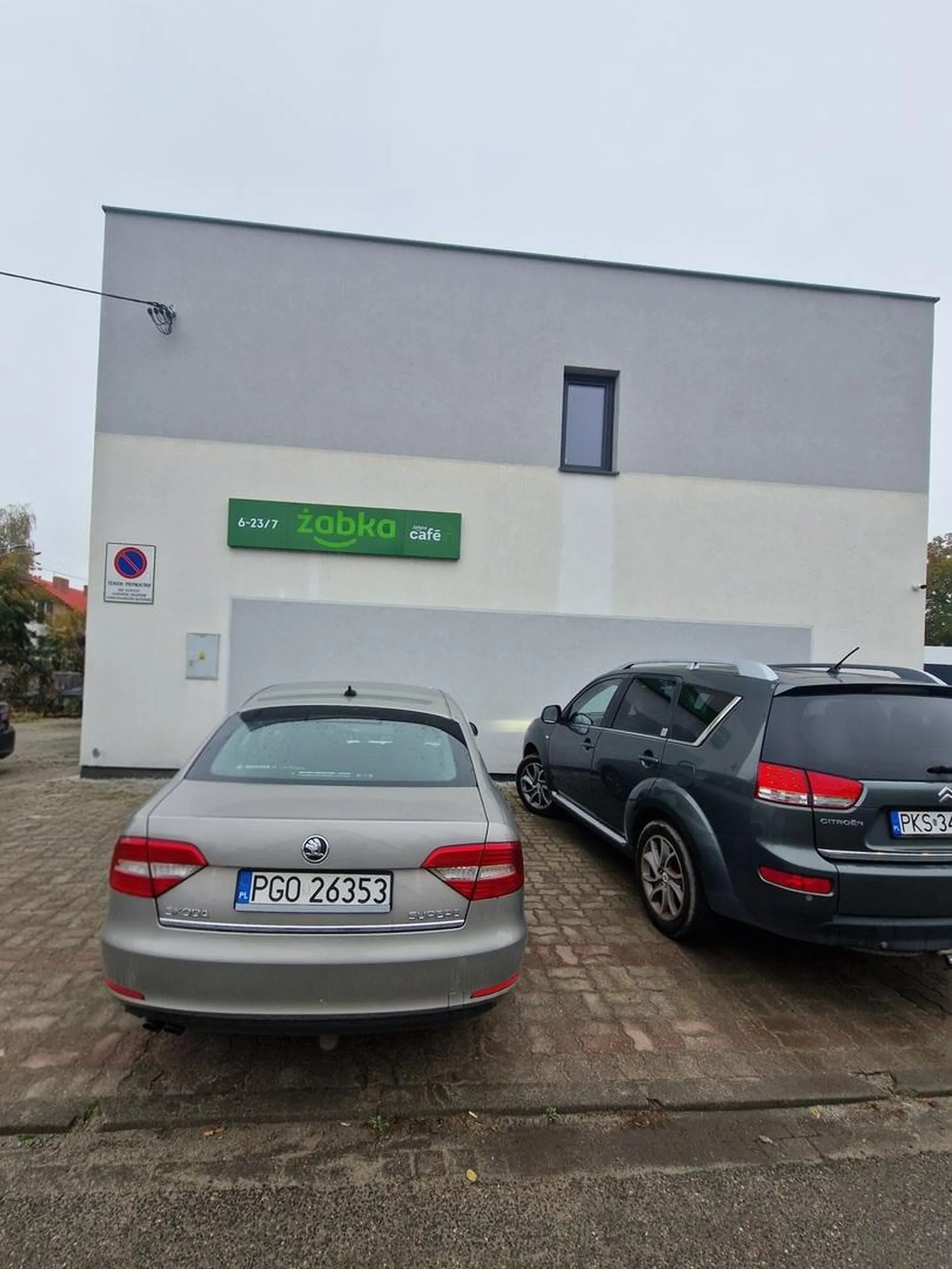 Od tygodnia zajmuje miejsce mieszkańcom i klientom sklepow mimo znaku na budynku.