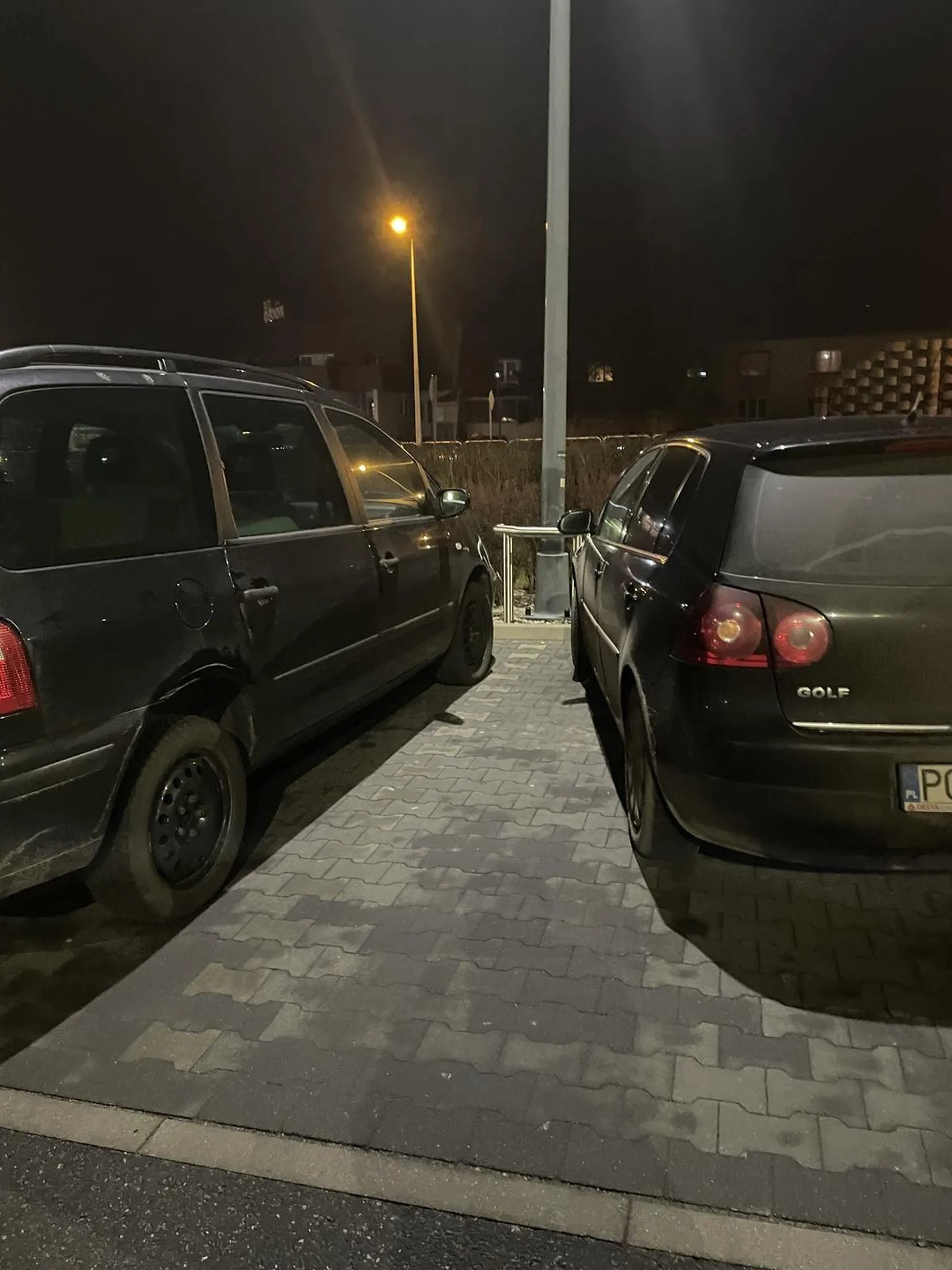 Parkowanie nie należy do mocnych stron tego kierowcy