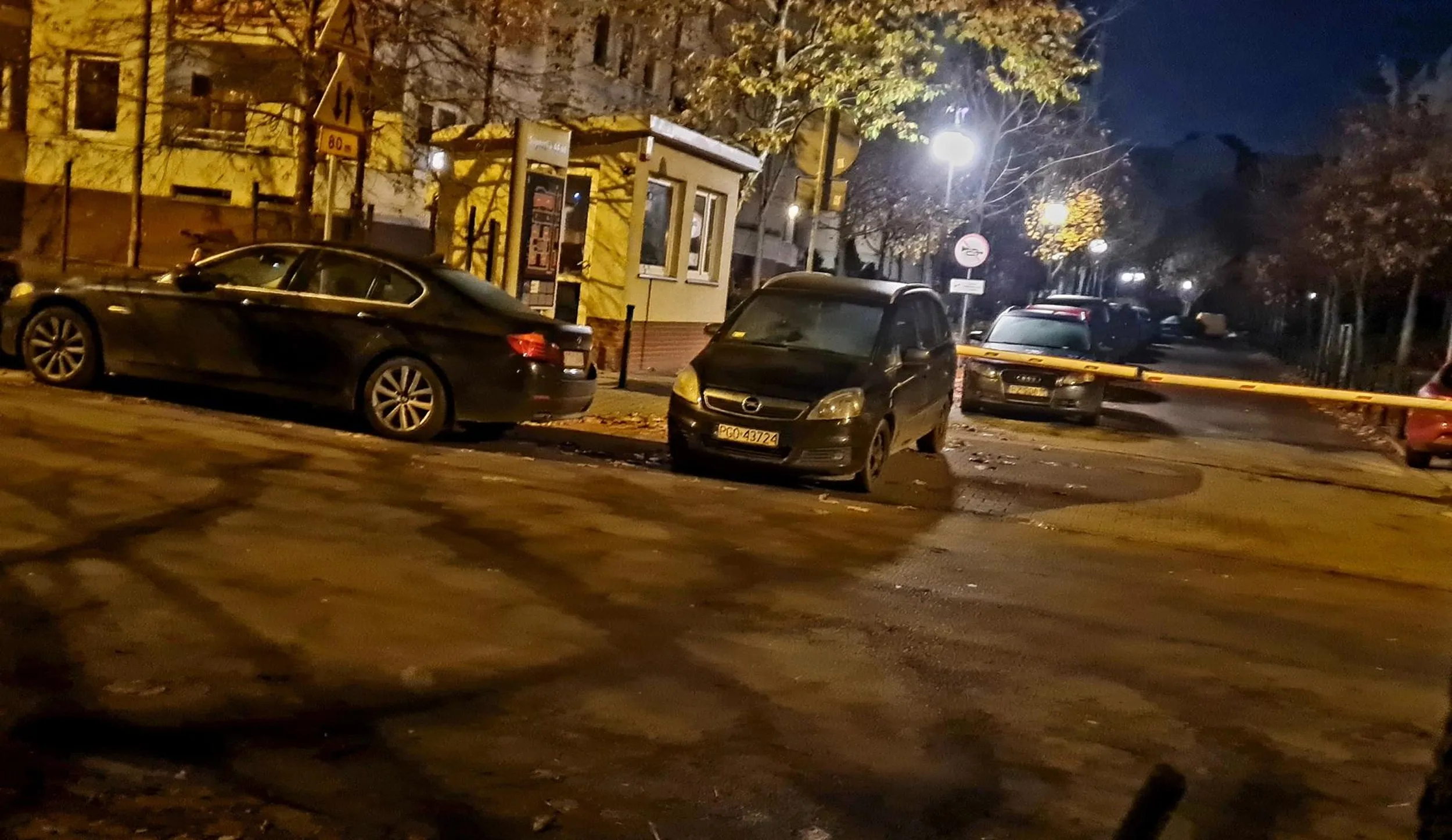 Brak możliwości przejścia chodnikiem. Saperska Poznań