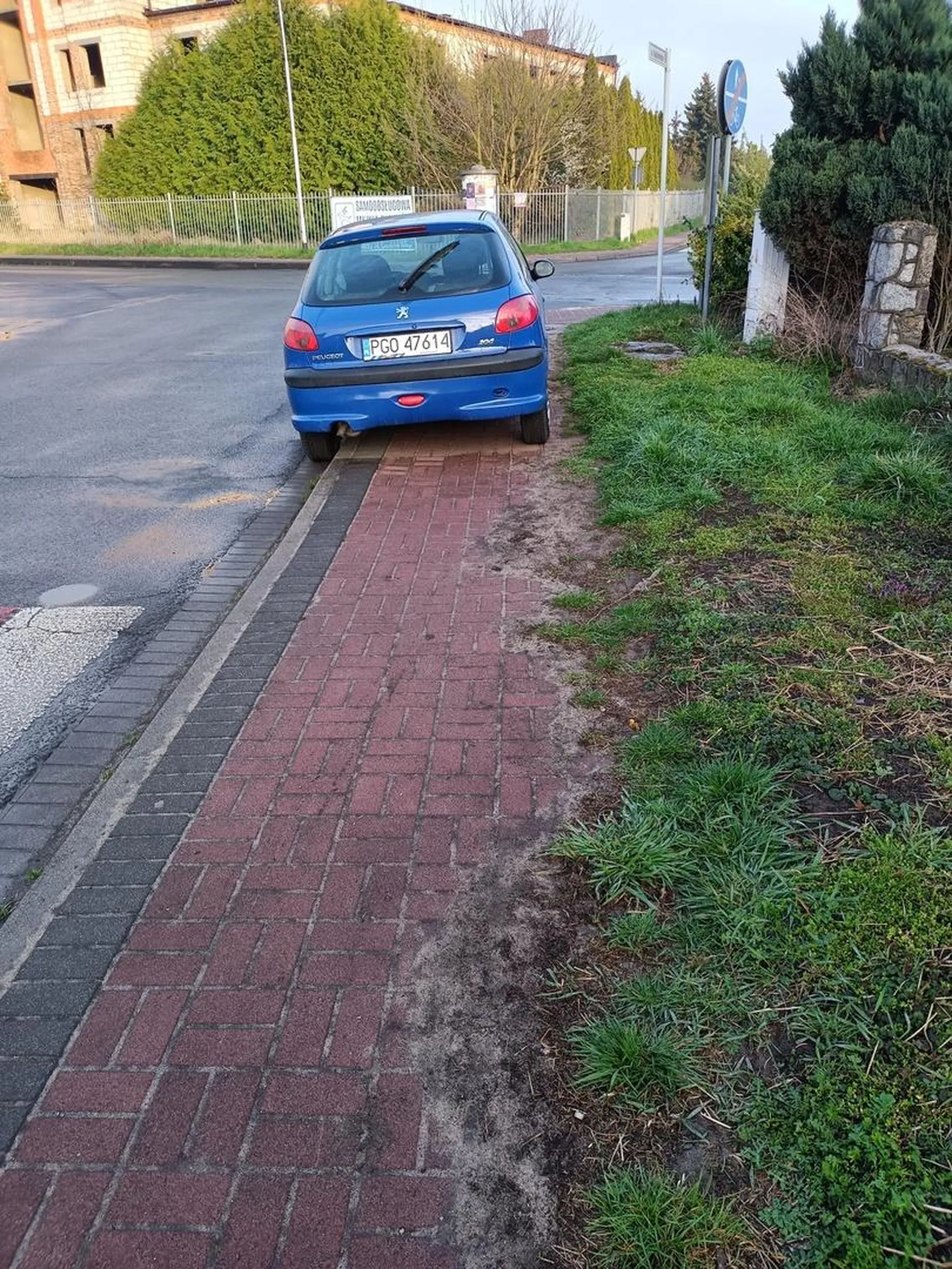 Kretynie parkować na całym chodniku i to przy pasach?