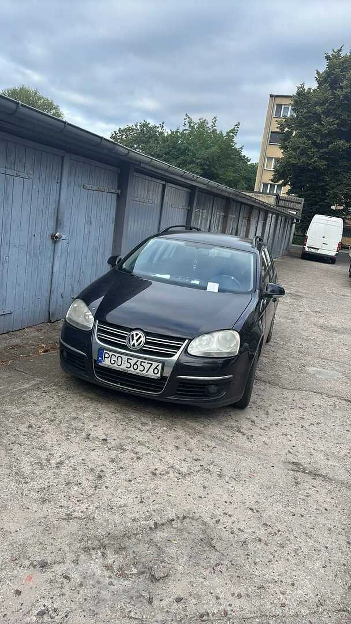 Kierujący zostawił samochód blokując dwa garaże.