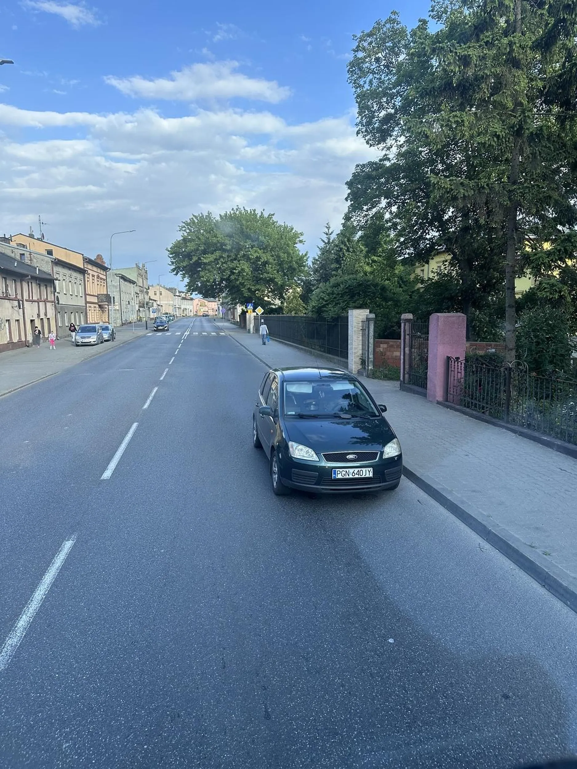 Jak można zostawić auto na środku drogi?