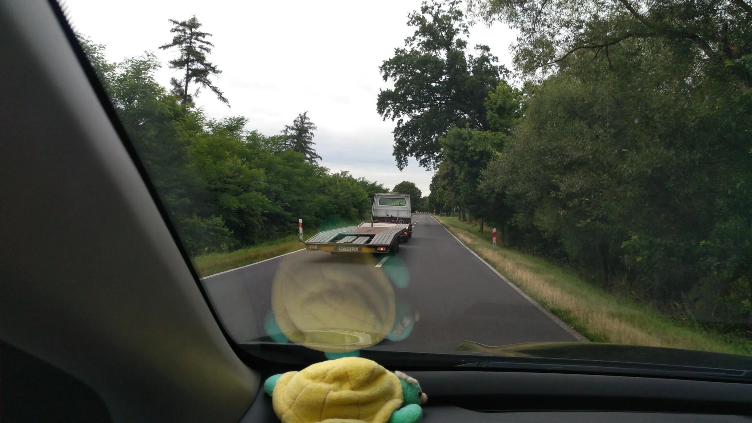 18.07.2025  przed 16:00 na drodze nr 308 między Nowym Dworem a Racotem wyprzedza na podwójnej ciągłej, na trzeciego. Podjeżdża bardzo blisko pojazdów jadących przed nim (pewnie dlatego przód auta uszkodzony). Oby jak najmniej takich kierowców na drogach.