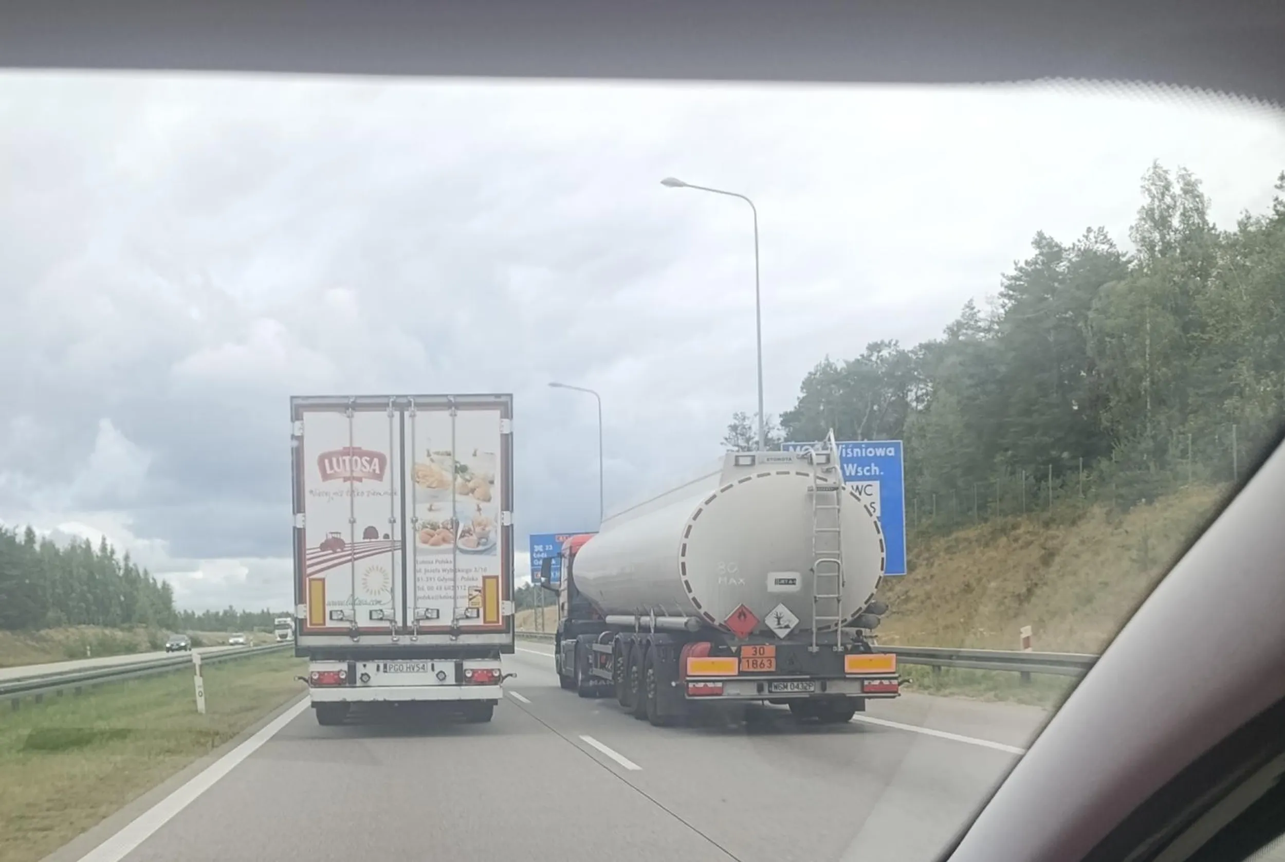 Kretyn wbija się przed maskę w ostatniej chwili, uważajcie !!!