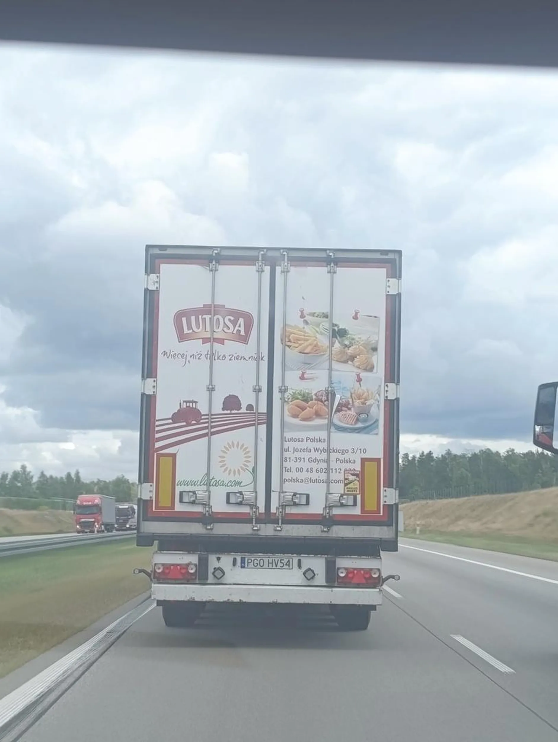 Kretyn wbija się przed maskę w ostatniej chwili, uważajcie !!!