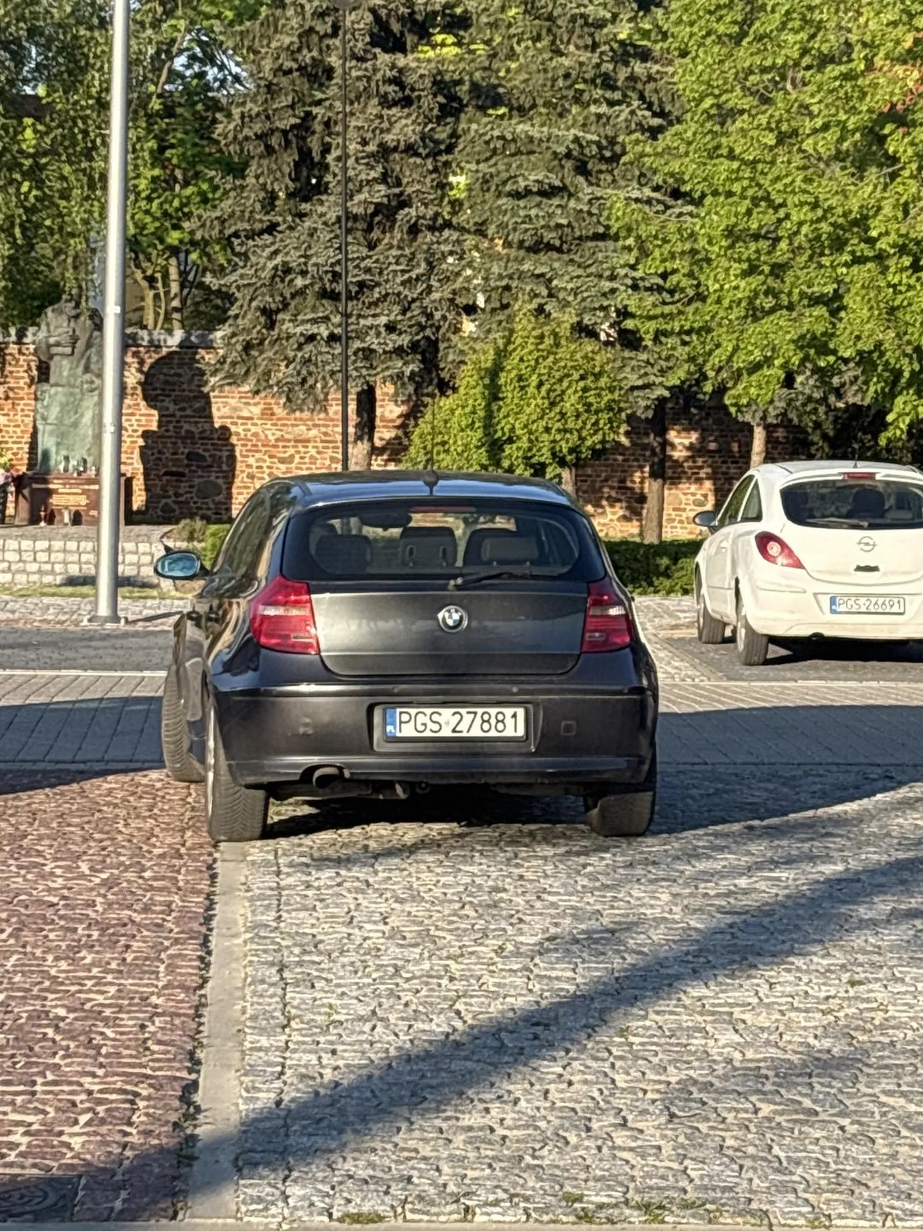 Pani w tym BMW stoi na samy środku parkingu nie na miejscu wyznakowanym do parkowania