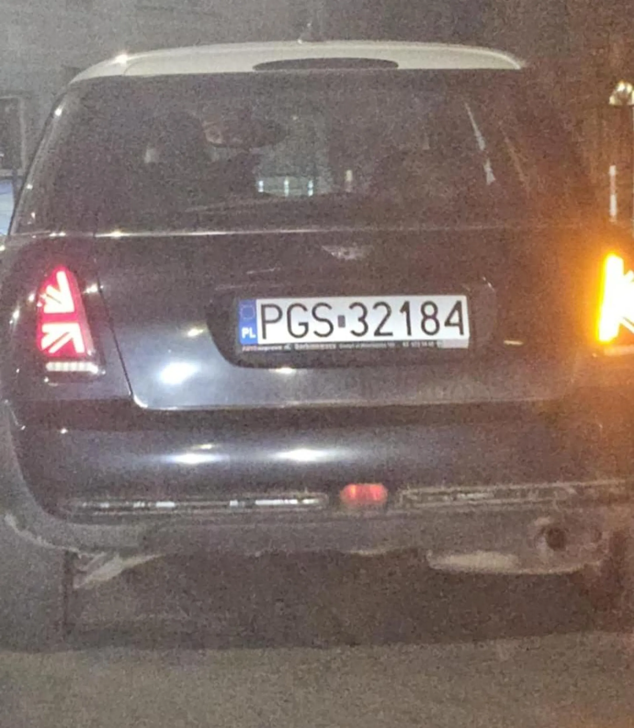 Jeździ przy samym zderzaku , miga długimi,  wyprzedza i hamuje. Nagranie zgłoszone na policję.