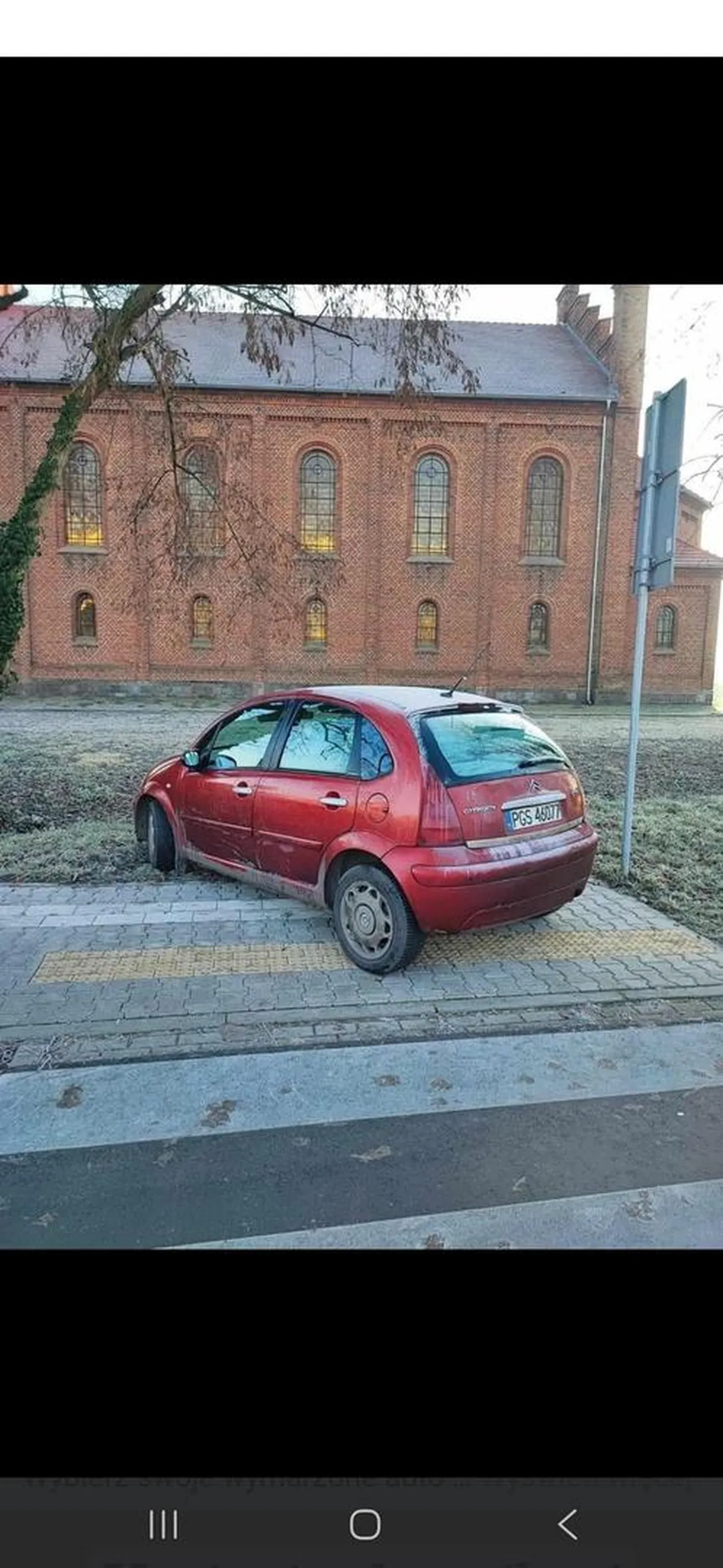 Szlauf parkuje na chodniku przy przejściu dla pieszych.