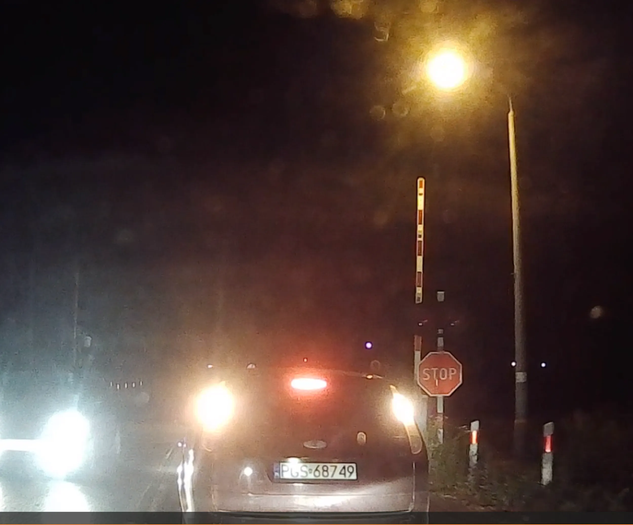 Kolega za przejazdem kolejowym został wyprzedzony, przez co poczuł się urażony. Dogonił swoim cieniasem, siedział na dupie, wyprzedził, zaczął hamować... został ponownie wyprzedzony i już został tam gdzie jego miejsce :)