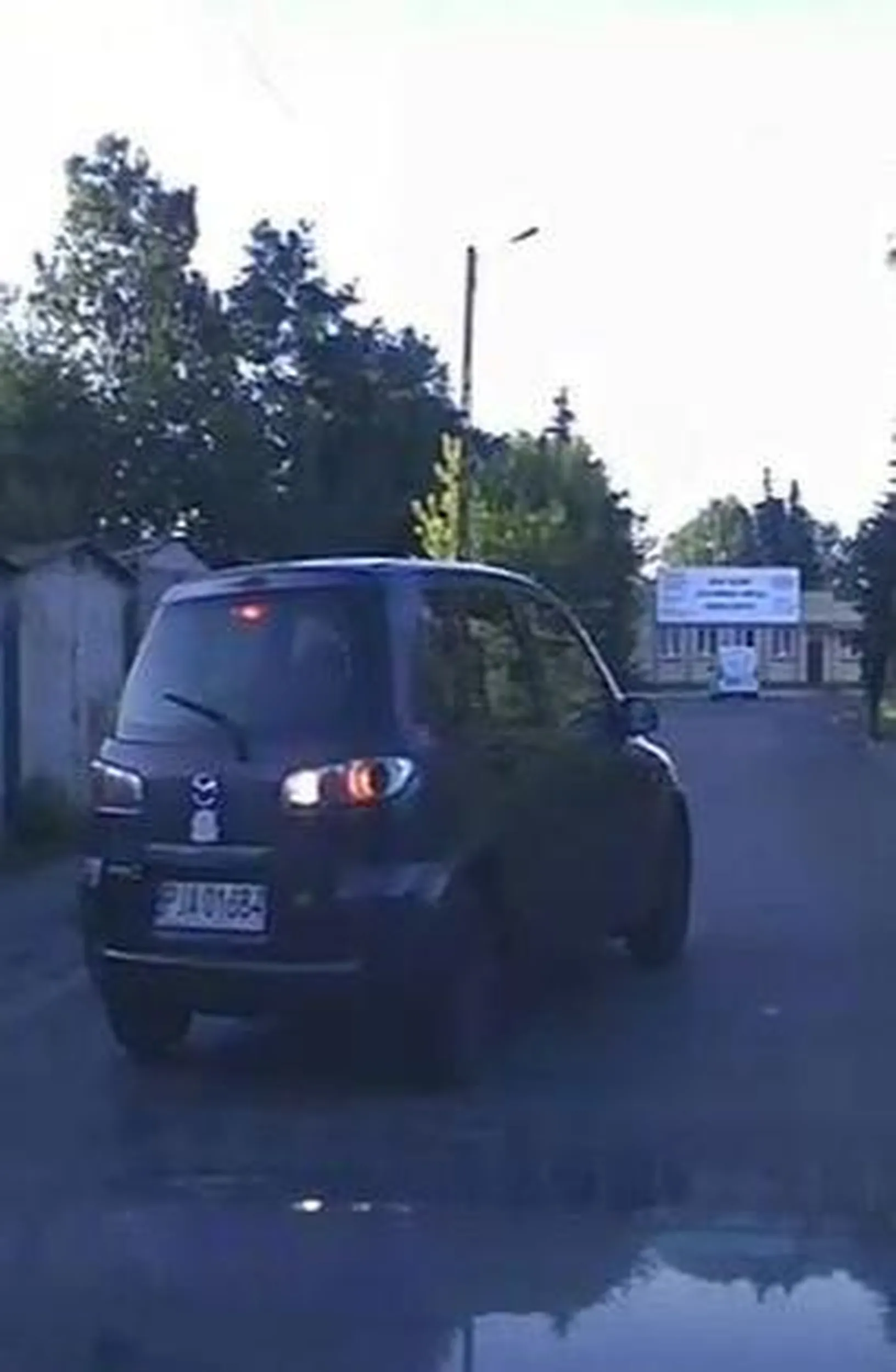 Pan był bardzo pobudzony, jakby "naćpany"?? Bardzo mu się nie podobało, że zwalniałem przed wjazdem na rondo. A jak skręcałem w lewo, to aż puscil się za mną i groził, że mi naebie.