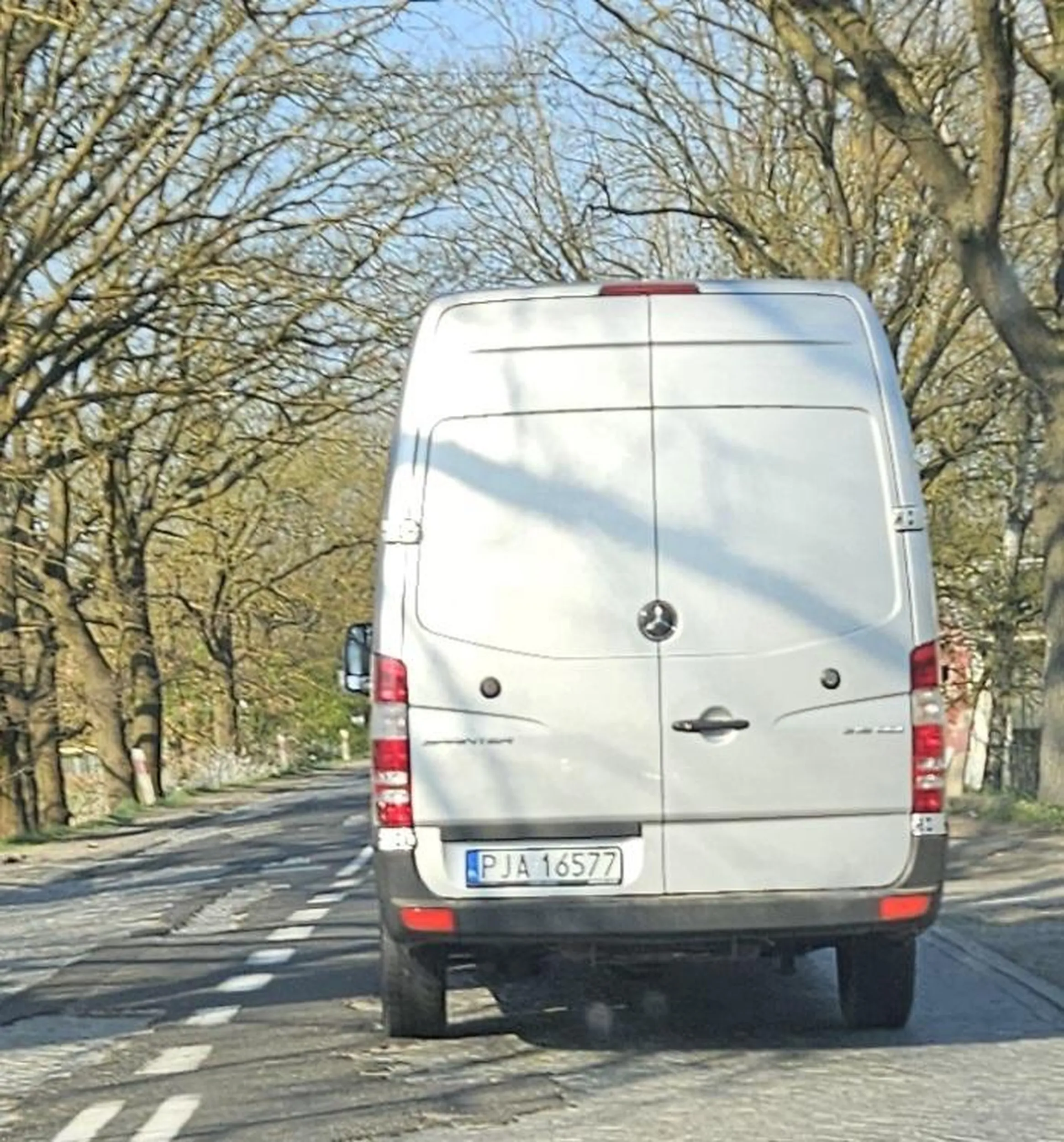Gratuluję dwa przewinienia w ciągu pół minuty pierwszy zajechanie drogi zmuszenie do gwałtownego hamowania. drugie nie zatrzymanie się na znaku stop.