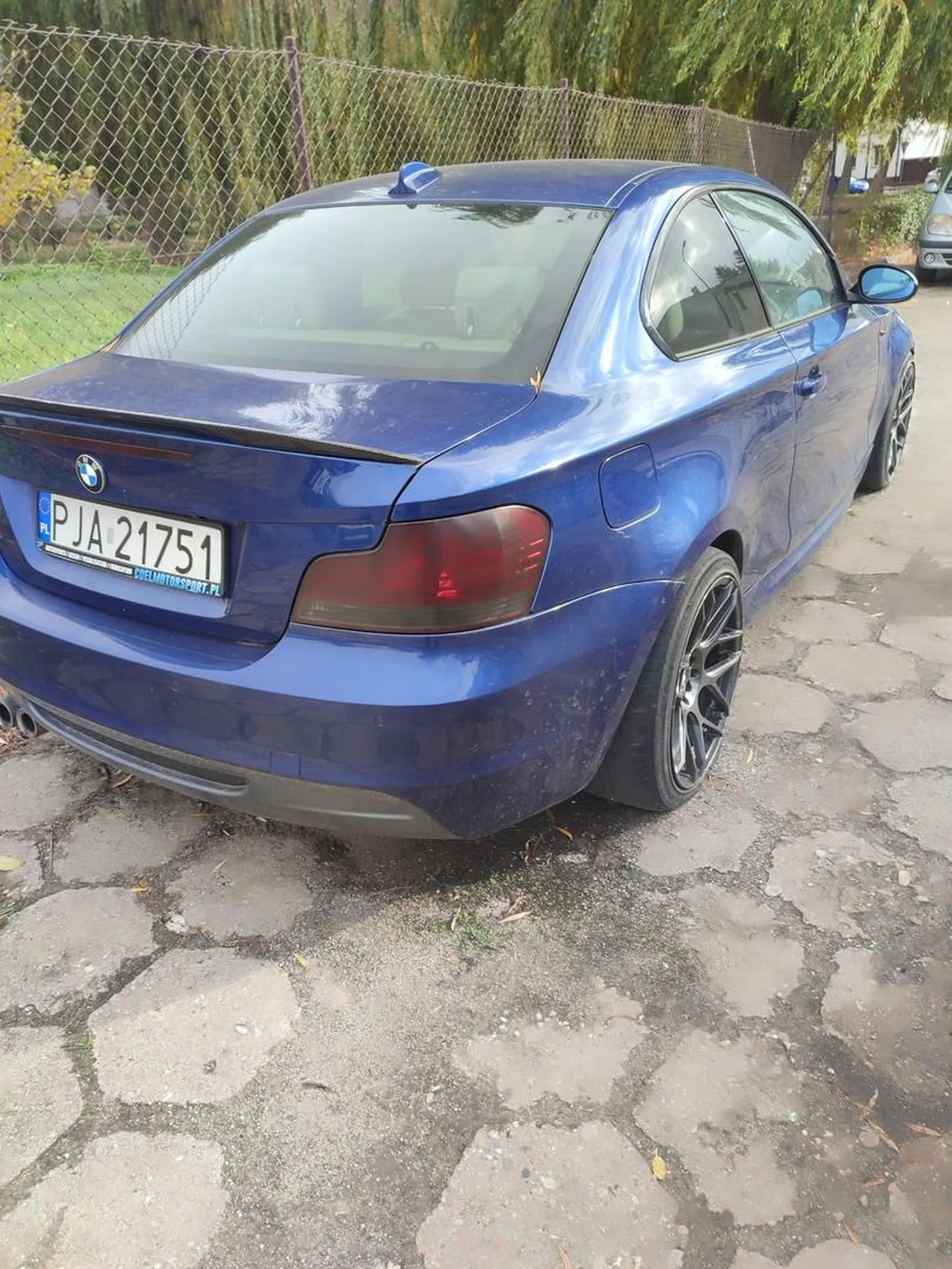 Kolego posprzątaj po sobie, porzuciłeś tego złoma w koźminie, wrasta w chodnik i blokuje miejsce pod przychodnią. A jeśli auto ci skradziono to wiesz gdzie szukać.