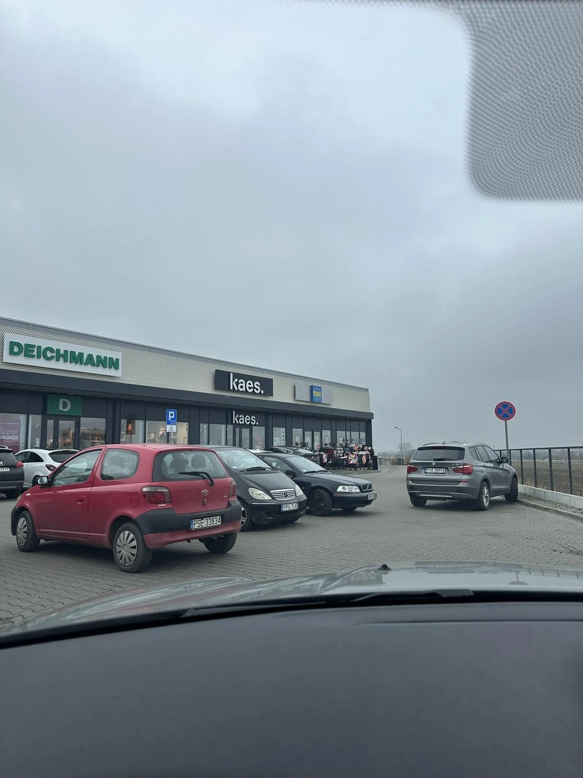 Gratulacje parkowania nie na miejscu tak ciężko było chwilę poczekać aż się zwolni. Pan jest jednym z kilku który zablokował cały wyjazd z galerii. Gratulacje!!!