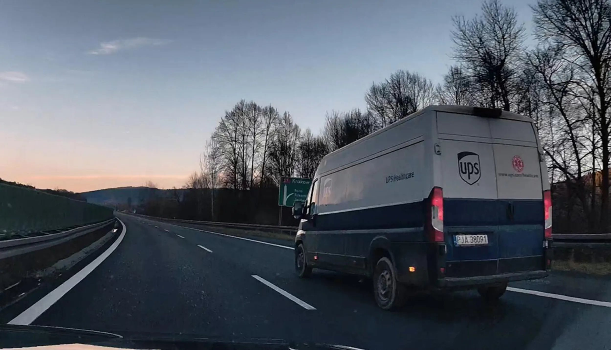 baran celowo przyspiesza podczas wyprzedzania