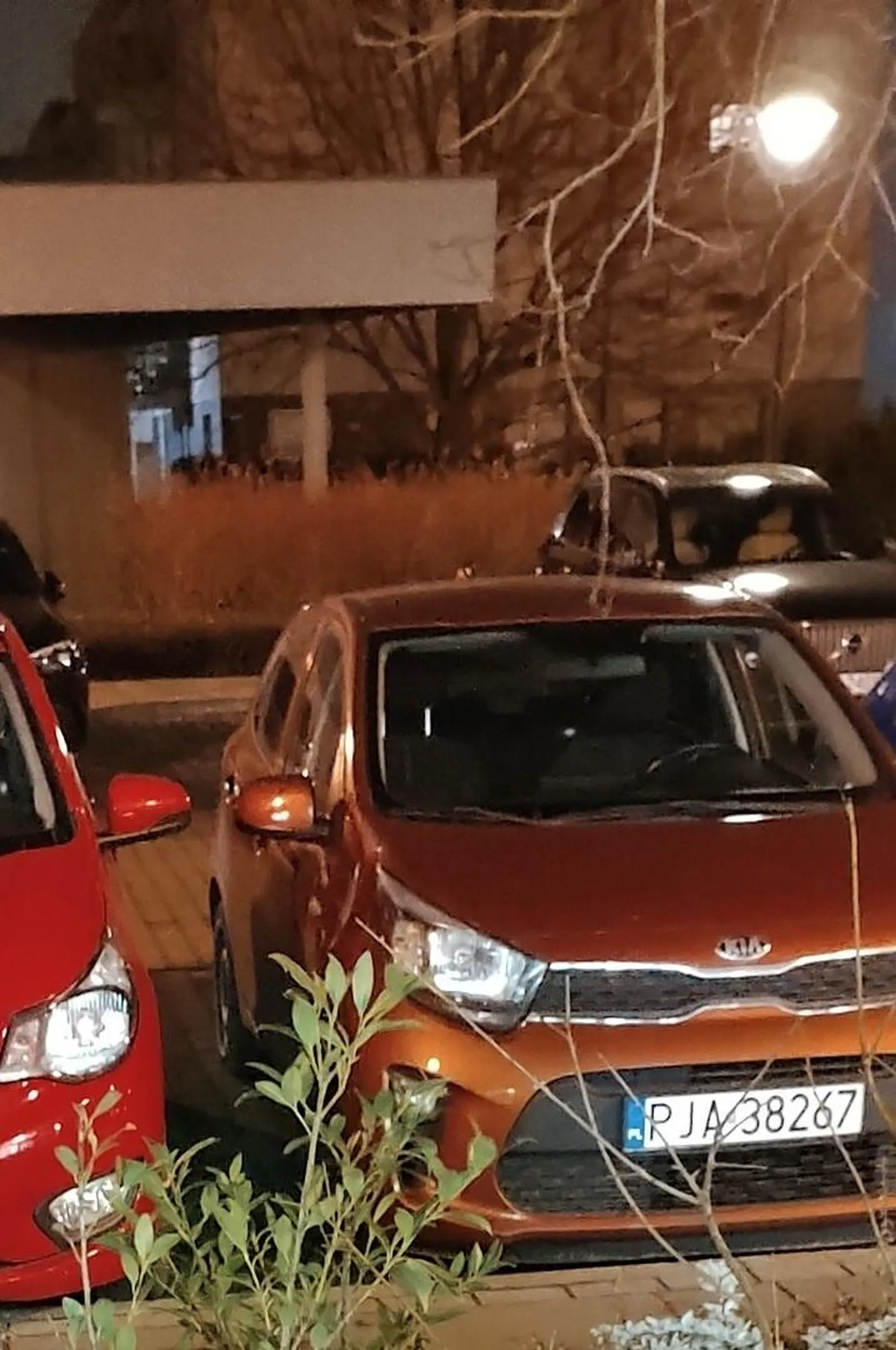 Jeżeli jest problem z oceną odległości od auta obok i dzięki Tobie kierowca obok nie jest w stanie wsiąść do swojego samochodu to polecam kurs doszkalający. Nie każdy ma 110 jak twoje wysiadające dziecko tylnymi drzwiami i jest w stanie wcisnąć się w taką przestrzeń. Skoro dziecko wyszło, to sądziłam, że i ja się zmieszczę. Jak podeszłam bliżej to się okazało, że musiałabym być wielości 5-latka, żeby dostać się do własnego auta. Chciałam zwrócić uwagę, ale po wejściu Pani do Pepco, już nie byłam w stanie Pani zlokalizować, bo widziałam w ciemności tylko plecy a wstyd zaczepiać obcych ludzi ??‍♀️