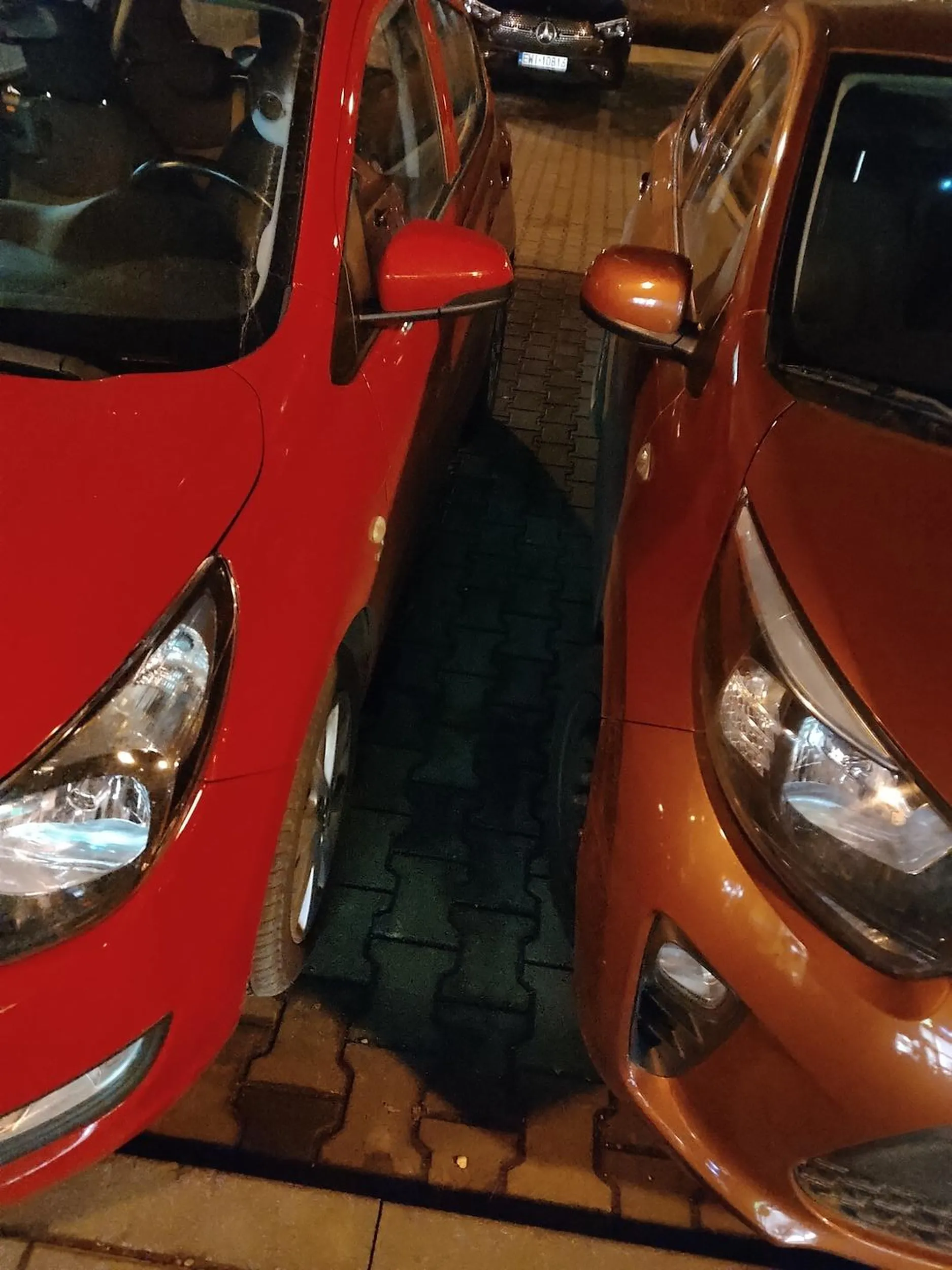 Jeżeli jest problem z oceną odległości od auta obok i dzięki Tobie kierowca obok nie jest w stanie wsiąść do swojego samochodu to polecam kurs doszkalający. Nie każdy ma 110 jak twoje wysiadające dziecko tylnymi drzwiami i jest w stanie wcisnąć się w taką przestrzeń. Skoro dziecko wyszło, to sądziłam, że i ja się zmieszczę. Jak podeszłam bliżej to się okazało, że musiałabym być wielości 5-latka, żeby dostać się do własnego auta. Chciałam zwrócić uwagę, ale po wejściu Pani do Pepco, już nie byłam w stanie Pani zlokalizować, bo widziałam w ciemności tylko plecy a wstyd zaczepiać obcych ludzi ??‍♀️