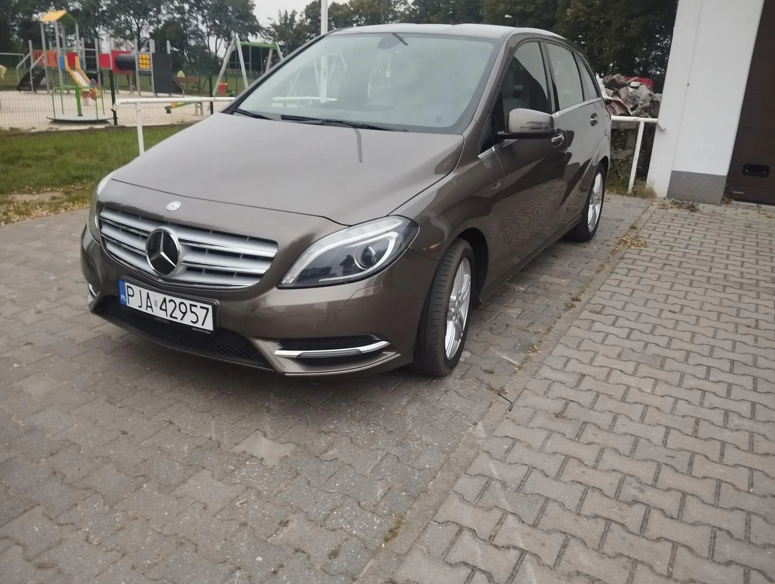 "Inteligent" wjechał pod zakaz po czym zaparkował swój samochód jak jeszcze większy "inteligent" pod remizą OSP