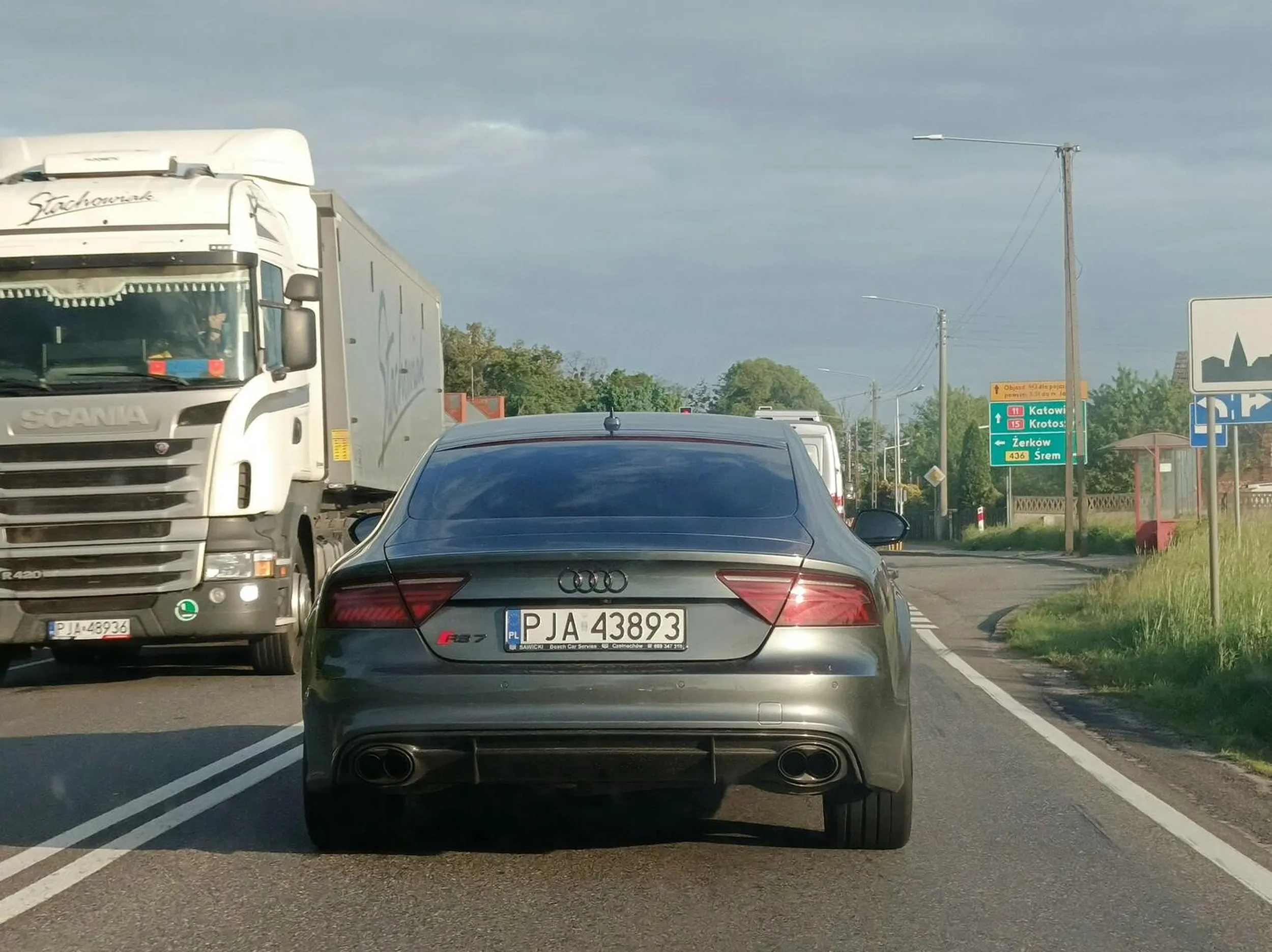 Pajac!!! Dużo pieniędzy mało myśli, prawie spowodował 2 wypadki, przejechał na czerwonym świetle i wyprzedzał na ciągłej