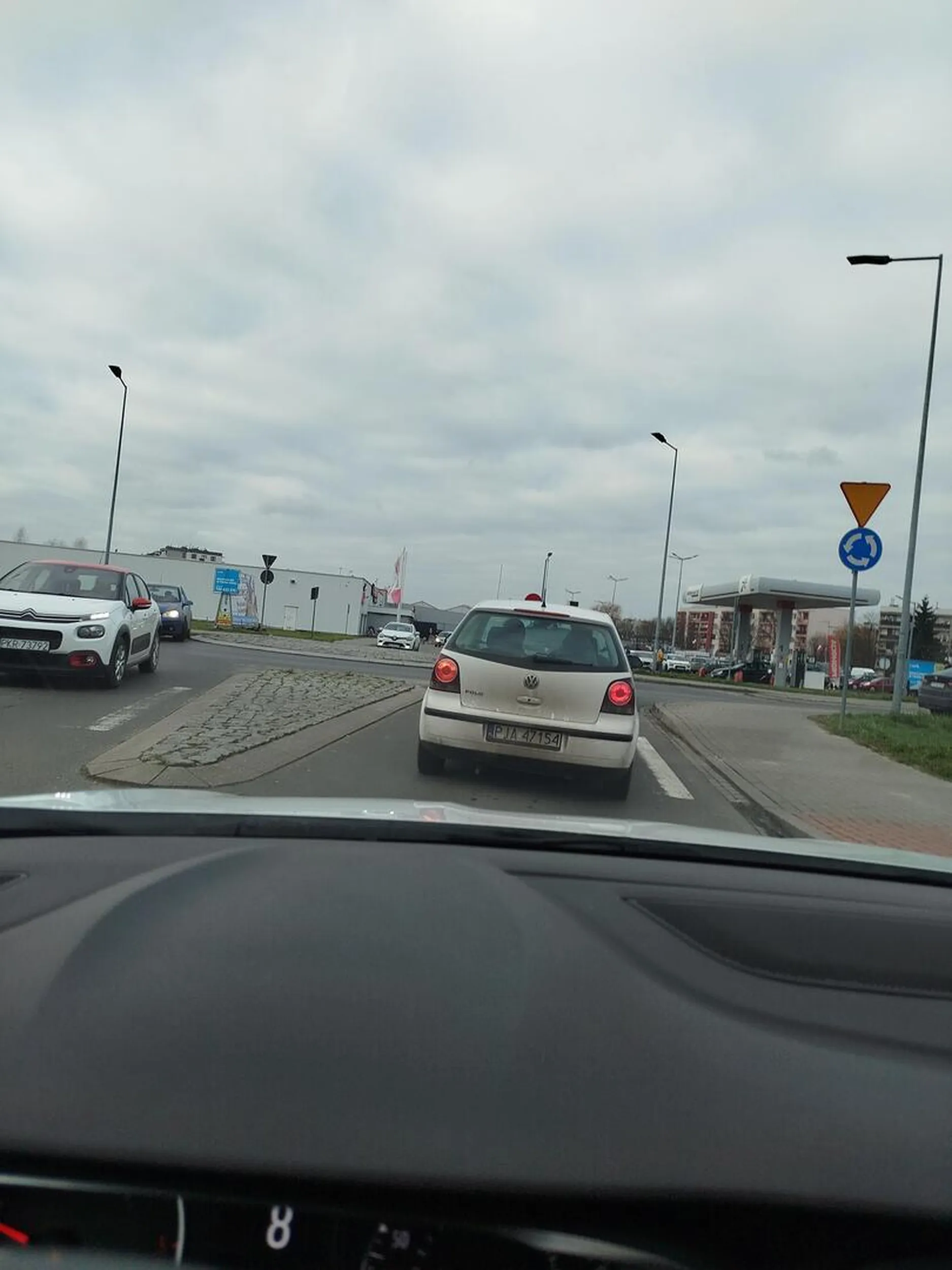 Uwaga na cwaniaczka vifona który się wpycha zamiast spokojnie czekać na swoją kolej.