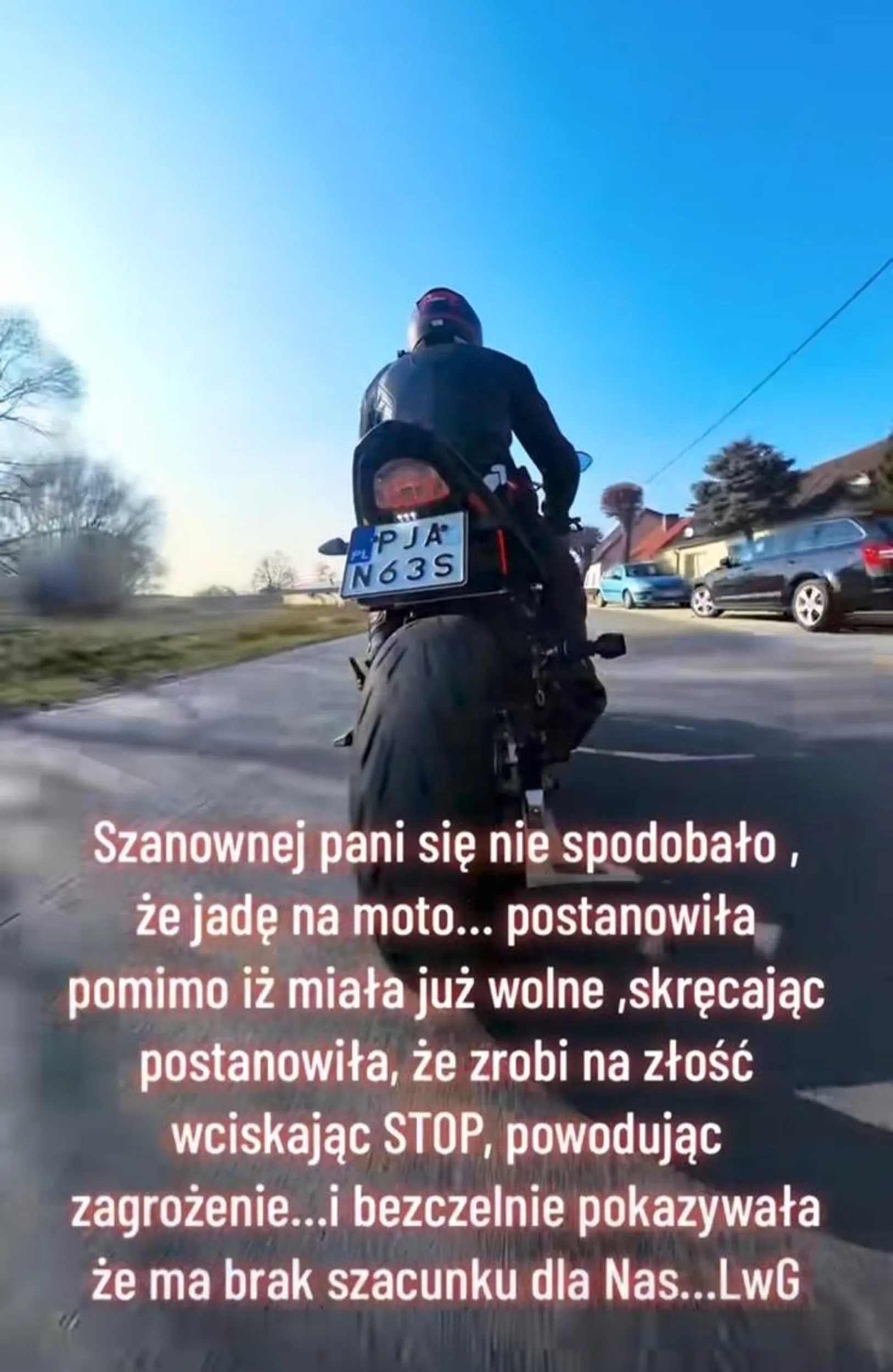 Śmieć na motocyklu ma pretensje do kierującej że zahamowała zanim skręciła w lewo. Dodatkowo ten sam śmieć jeździ z wygięta tablica rejestracyjna i się tym jeszcze chwali.
