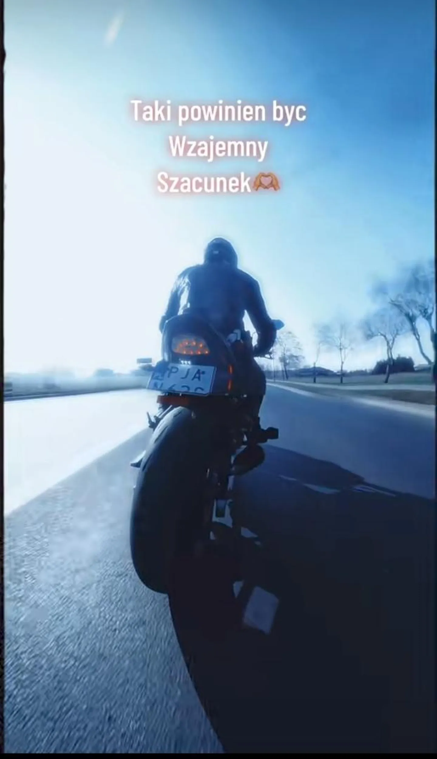 Śmieć na motocyklu ma pretensje do kierującej że zahamowała zanim skręciła w lewo. Dodatkowo ten sam śmieć jeździ z wygięta tablica rejestracyjna i się tym jeszcze chwali.