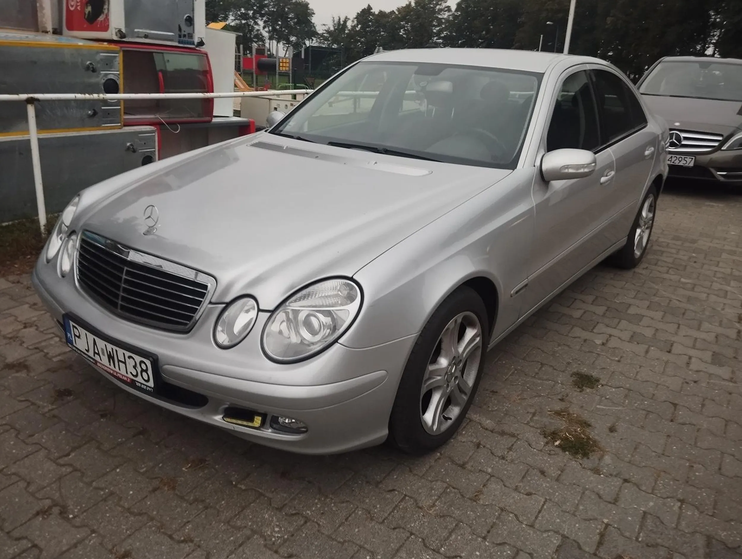 "Inteligent" wjechał pod zakaz po czym zaparkował swój samochód jak jeszcze większy "inteligent" pod remizą OSP