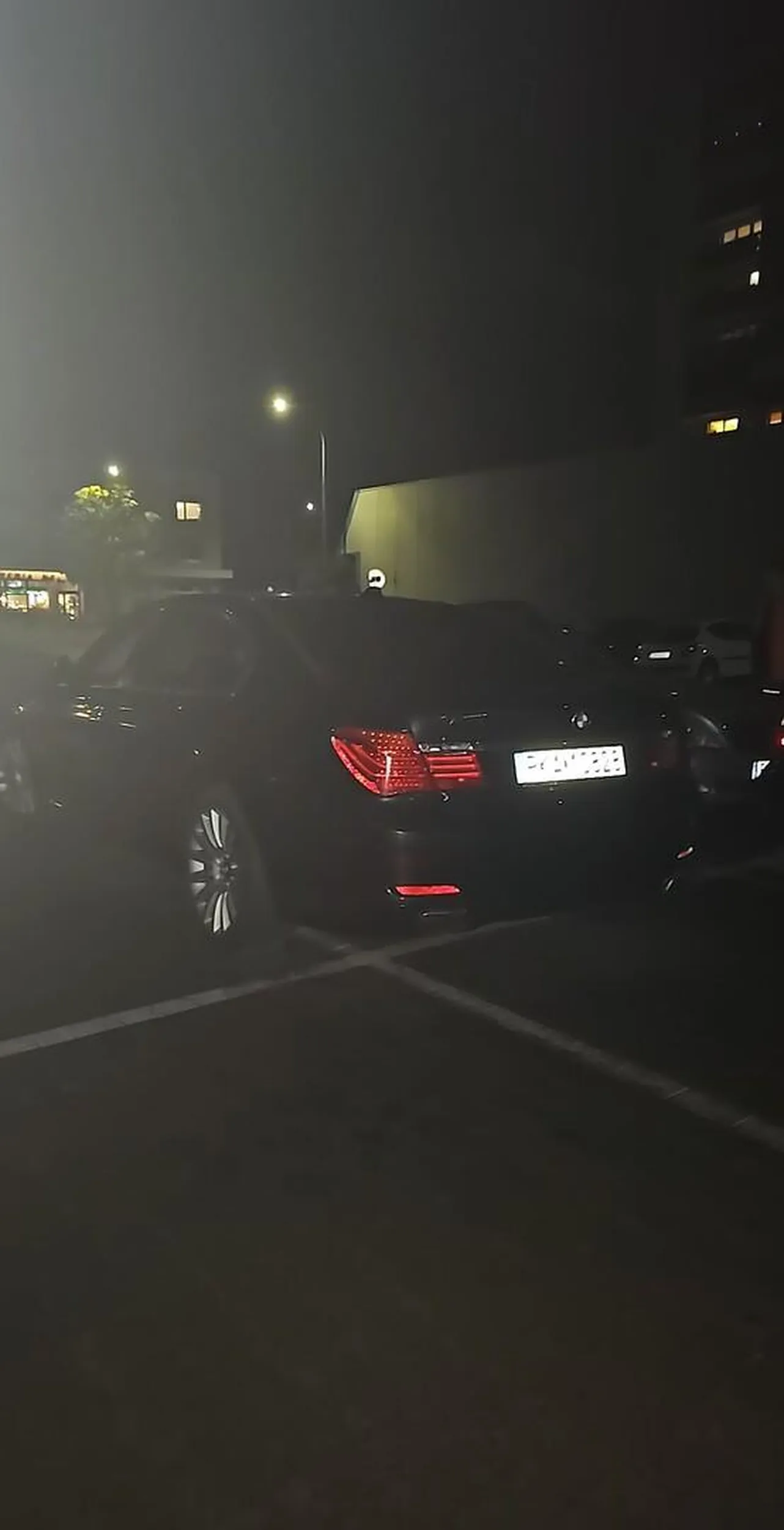 Pieknie zajęte 4 miejsa parkingowe , ale kto by sie dziwił to jednak bmw ?