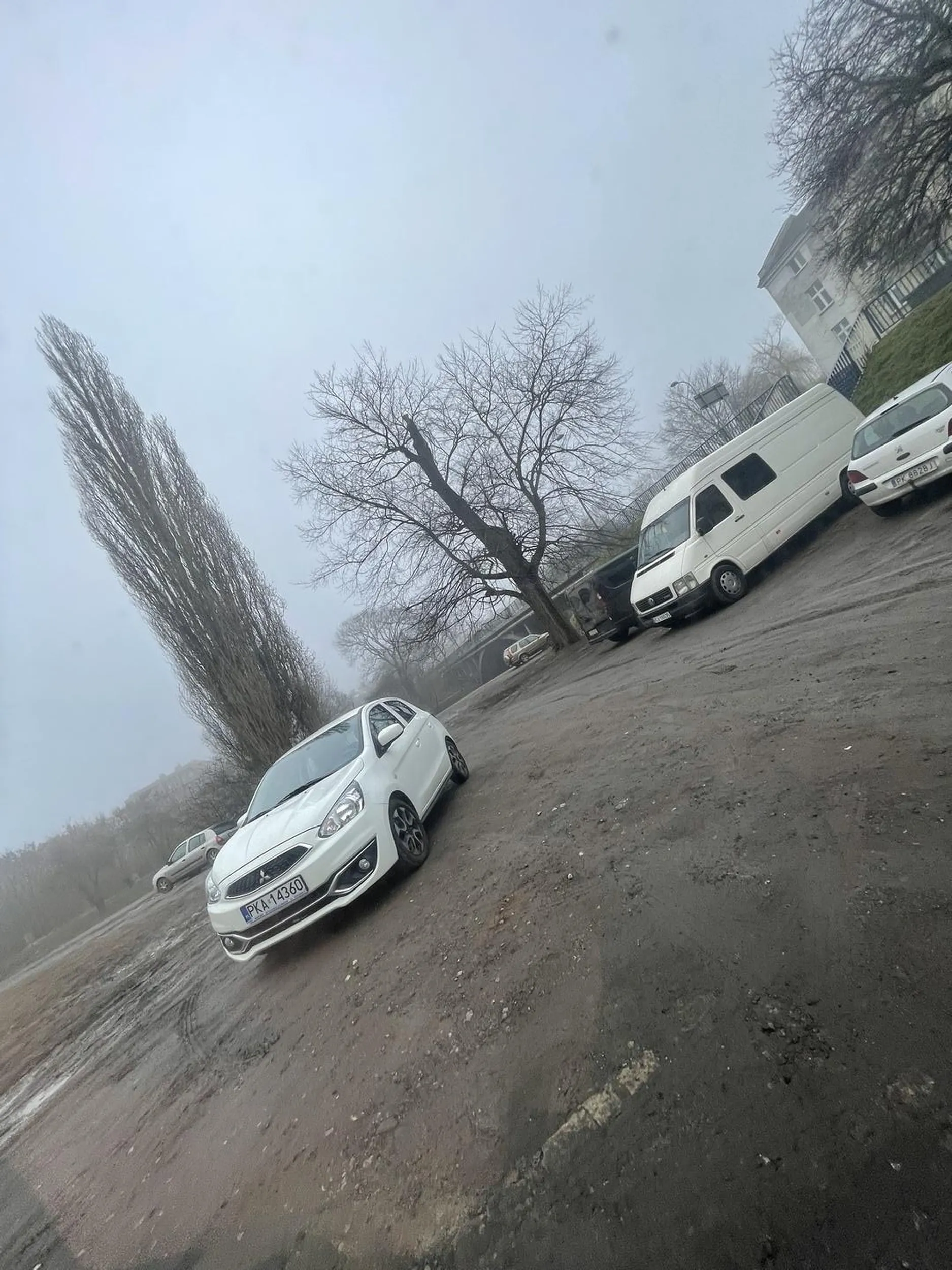 Cały parking wolny i musisz na środku stanąć, mordo, na lepsze wychodzi wszystkim jak parkujesz tak, żeby nie wkurwiać innych, bo sam byś się na 100% przyjebal do takiej osoby.