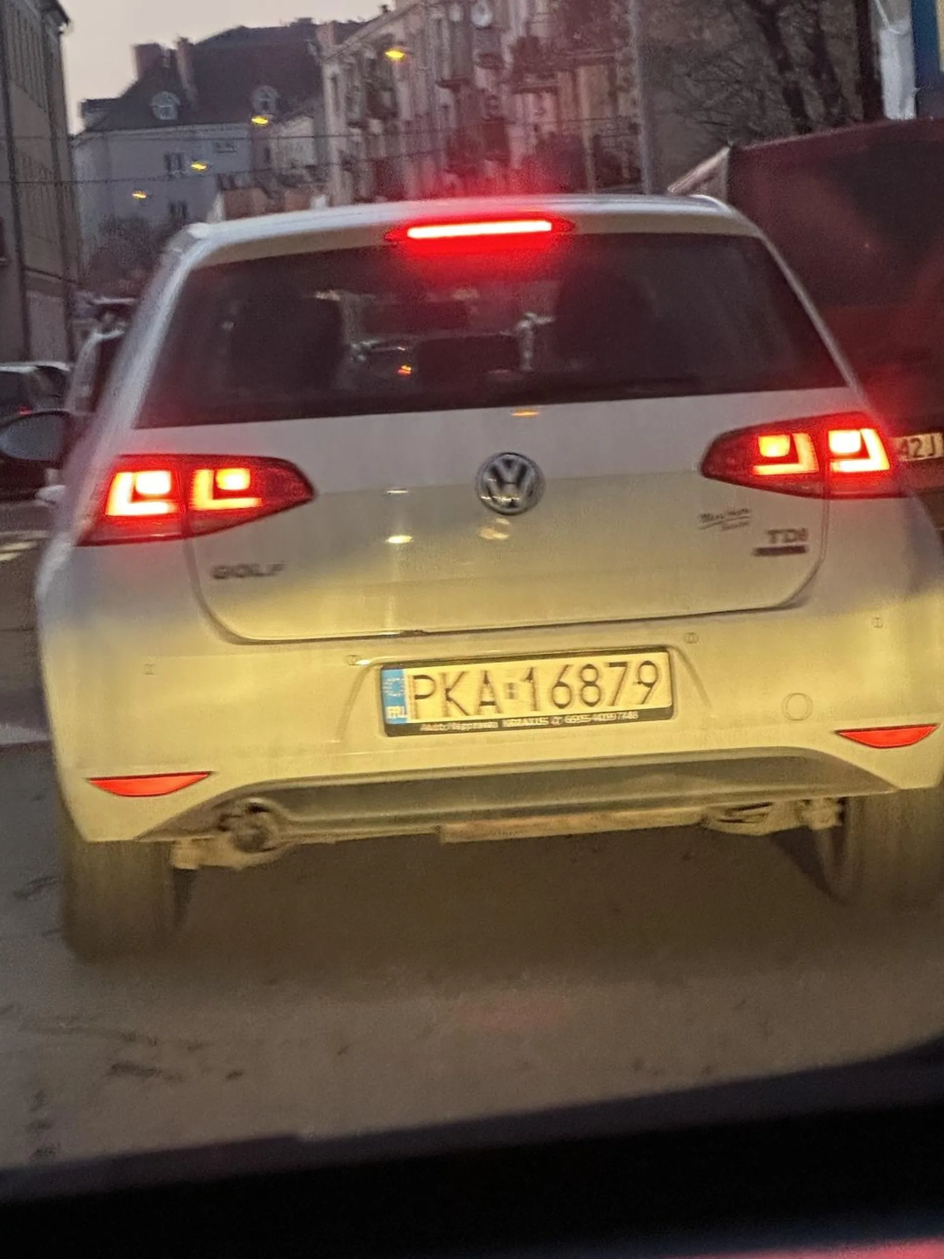 Wpierdala się na rondo…