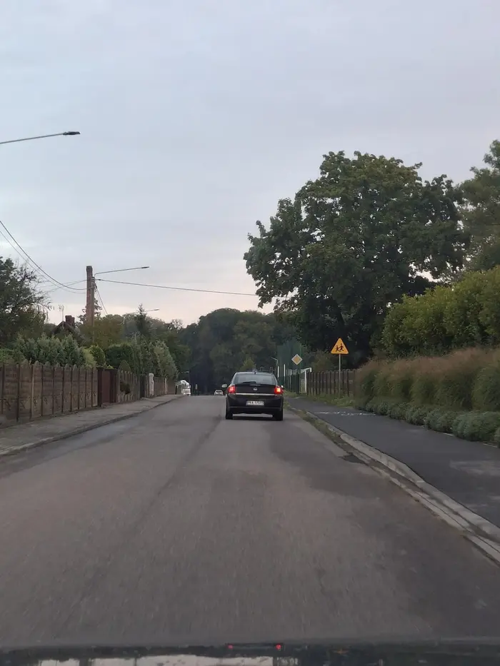 Mistrzyni wyprzedzania w terenie zabudowanym i na podwójnej ciągłej. Tam gdzie wyprzedzanie dozwolone, już brakuje odwagi. Kierowca żenada...