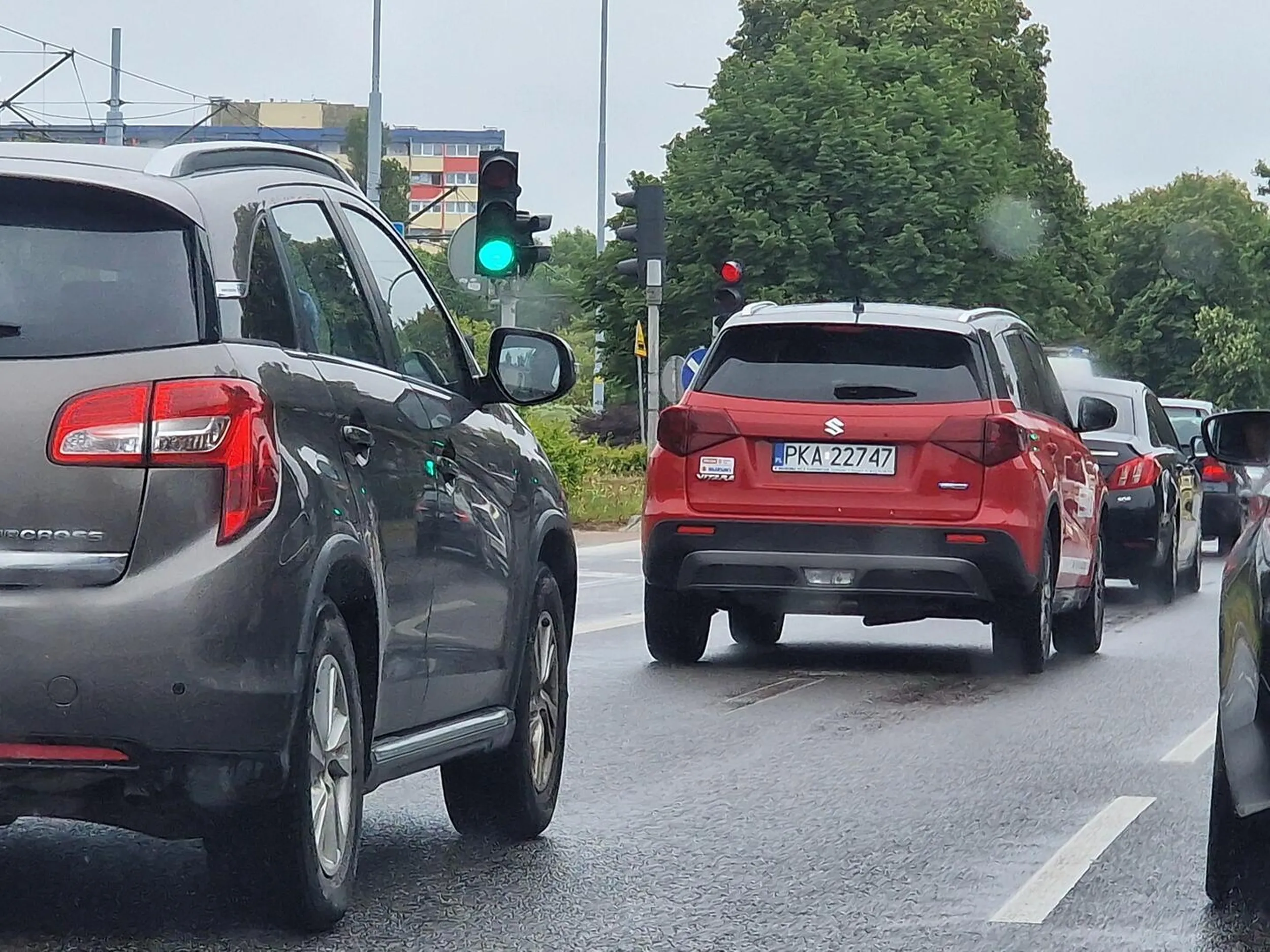 Wygłasza groźby karalne na ulicy, "następnym razem w ciebie wjadę", uprzednio wymuszając pierwszeństwo na rondzie.