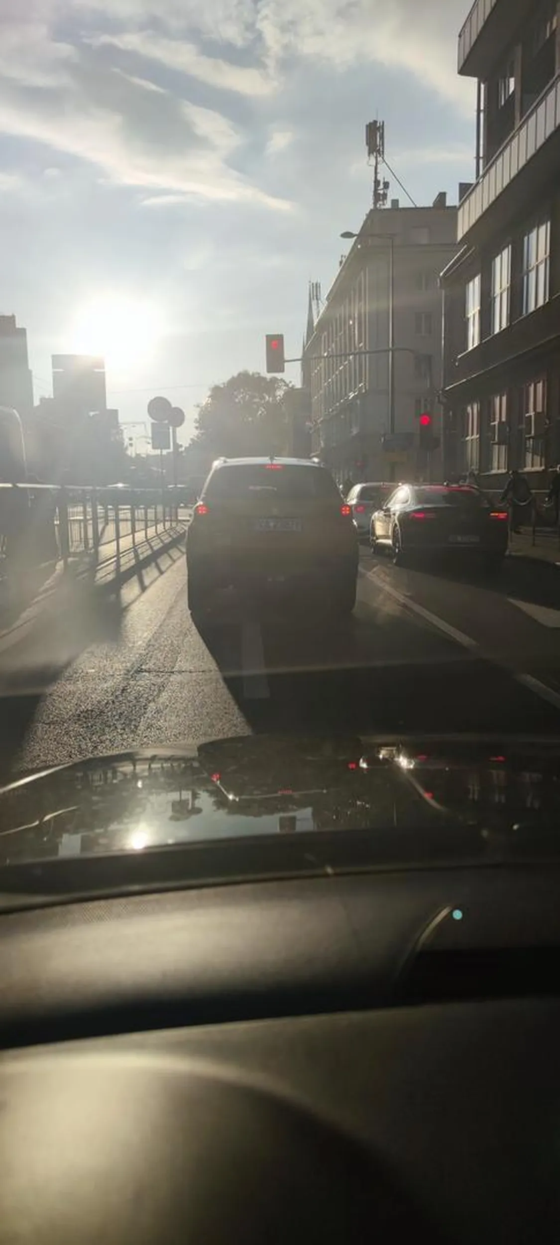 Jako taksówkarz musiałem odebrać z prawego pasa chodnika pasażera. Następnie dając kierunek potrzebowałem wmontować się na lewy pas musząc jechać w lewo. Bardzo się nie spodobało to zbulwersowanej Pani z żółtego Suzuki i postanowiła mnie zwyzywać oraz przyblokować stwarzając tym samym zagrożenie kolizji. Zamiast odjechać może ktoś inny by mnie wpuścił l postanowiła pokazać swoje chamstwo i prostactwo. Nagranie że zdarzenia przesłane do wydziału ruchu drogowego i na stop ham. Trochę kultury jazdy kobieto. Szkoda że gołego nie uczą w Łomży czy tak gdzie zdalas na prawo jazdy było łatwiej. To jest warszawa a nie twoje wiejskie okolice. Gdzie ludzi się beszta i miesza z błotem skąd uciekłaś że słoikami prostaczko