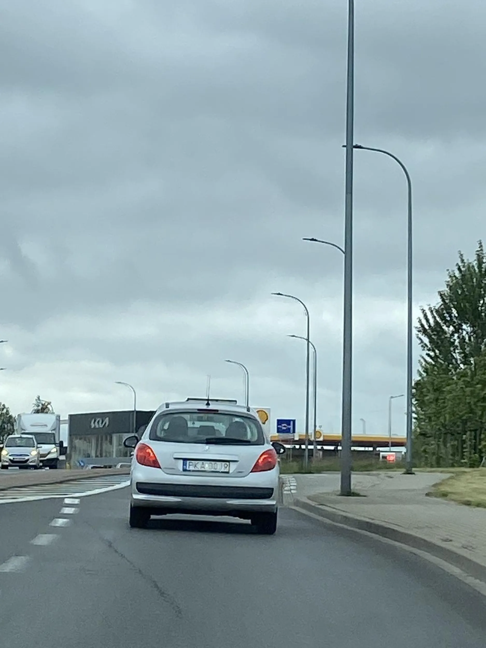 dziad wyjechal na rondzie pelna lufa srebrnym peugeotem a tablica ma pattern field tested