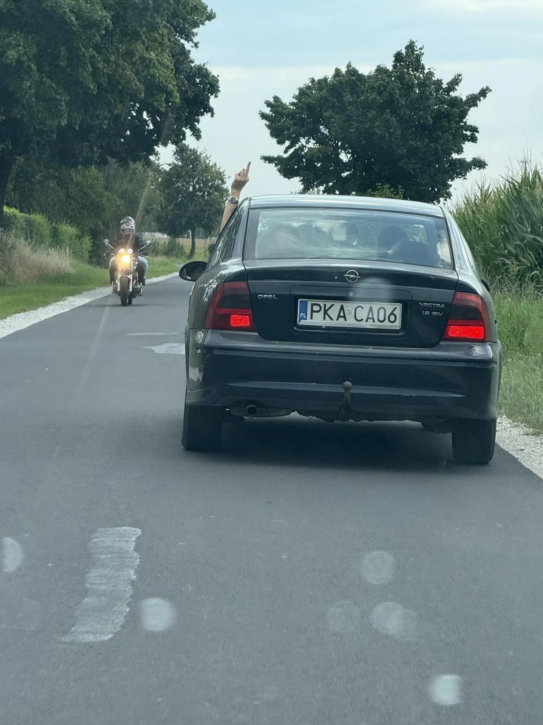 Agresywny kierowca zajeżdża drogę i czyści auto podczas jazdy przez okno