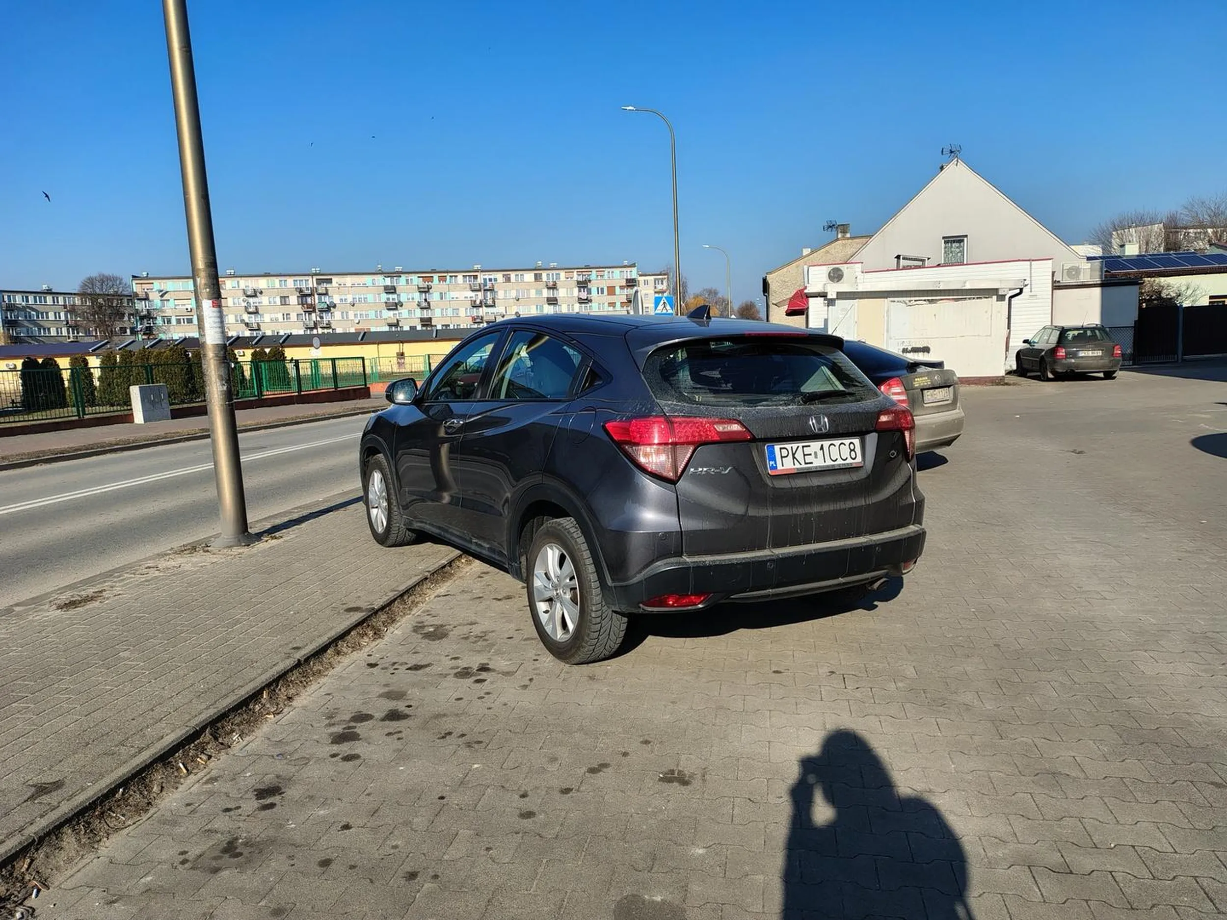 Parkuje na chodniku pomimo sporego miejsca na parkingu