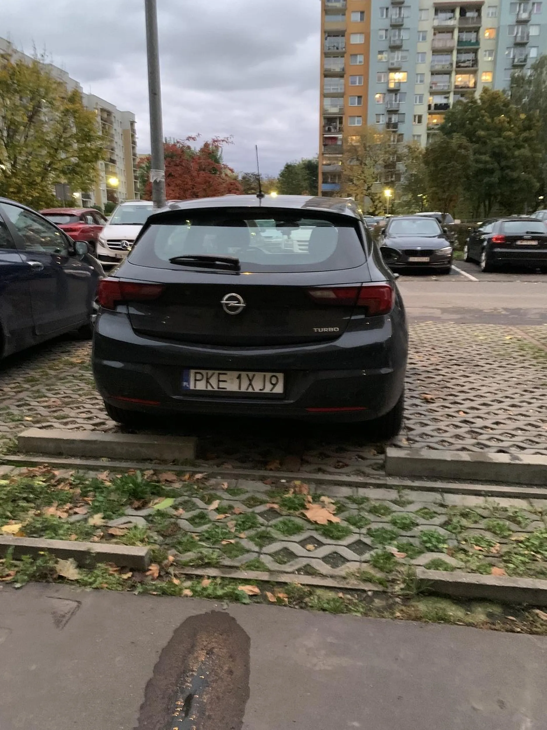 zaparkował na środku, blokując kolejne miejsce