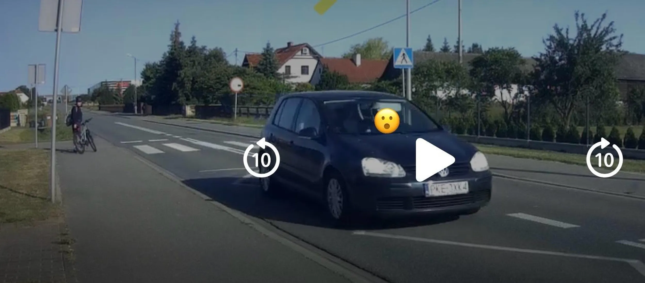 Koleżanka z VW chyba zapomniała, że na przejściu dla pieszych należy się zatrzymać. Zanim chłopiec chciał przejść przez jezdnie auto było 300m przed przejściem, więc tylko ślepy by nie zauważył.