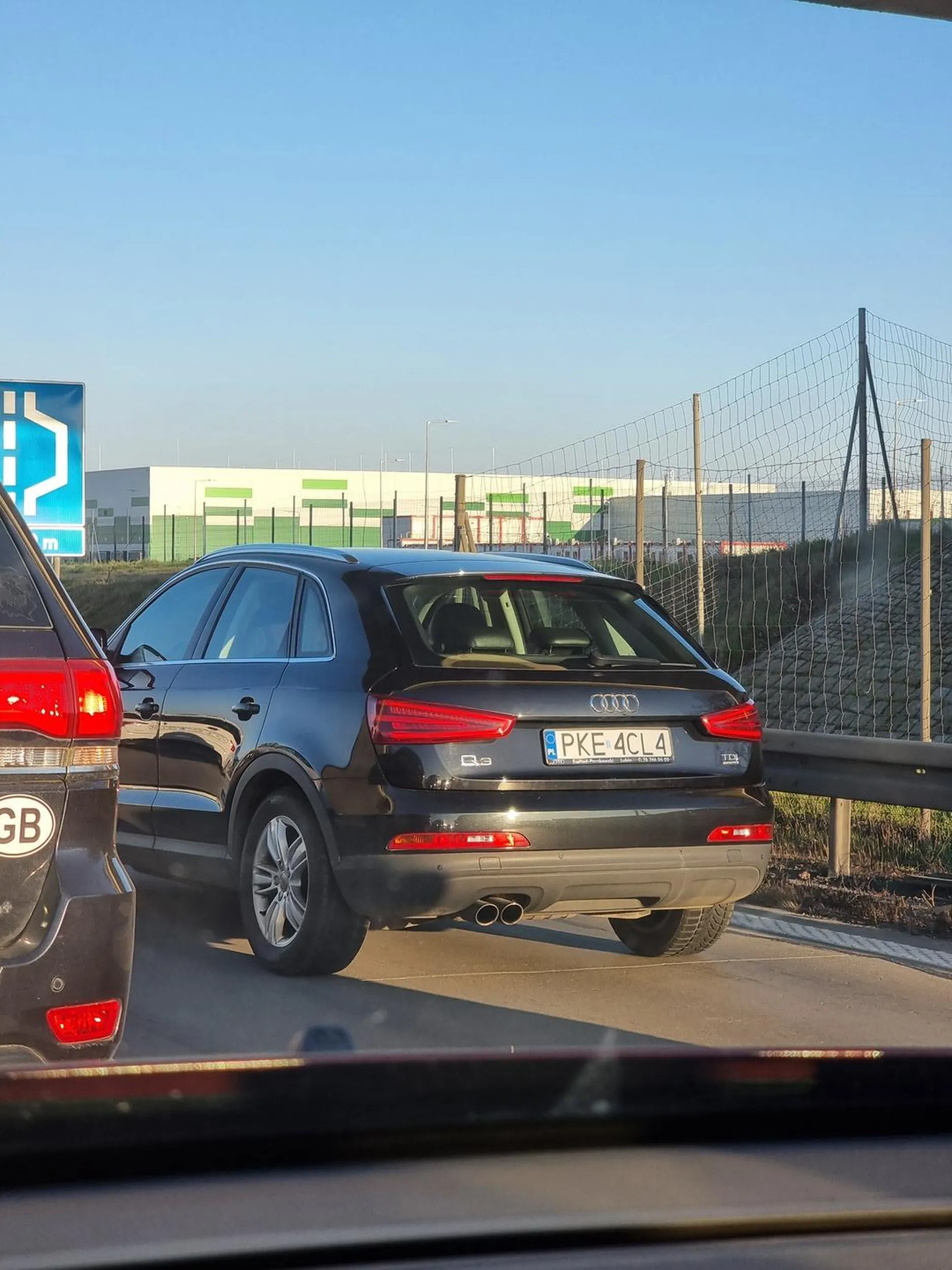 baran z życzeniem śmierci, cud że jeszcze nikogo nie zabił w zderzeniu czołowym, dogoniony na autostradzie żeby popukać się w czoło obsrywa zbroję i udaje że nie widzi :)